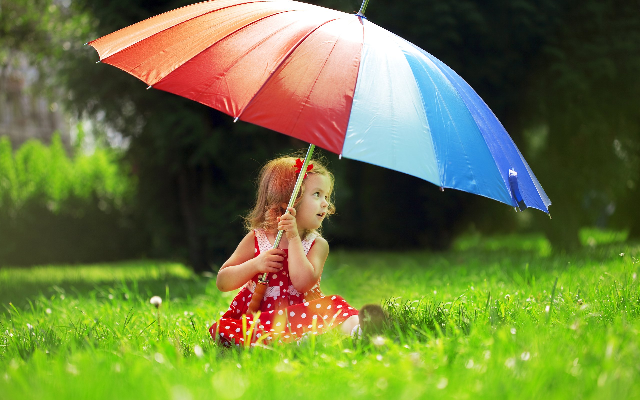 Дети под зонтиком. Девочка с зонтиком. Лето дети. Дети под зонтом.