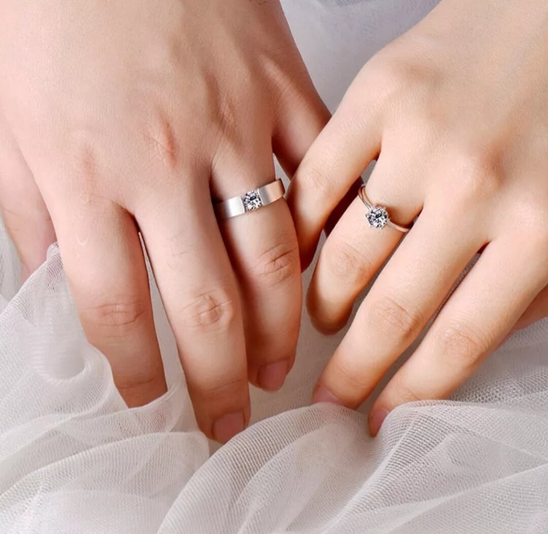 На какой руке носят кольцо брака. Никох узук. Обручальные кольца на руках. Обручальное кольцо для невесты. Красивые обручальные кольца на руках.