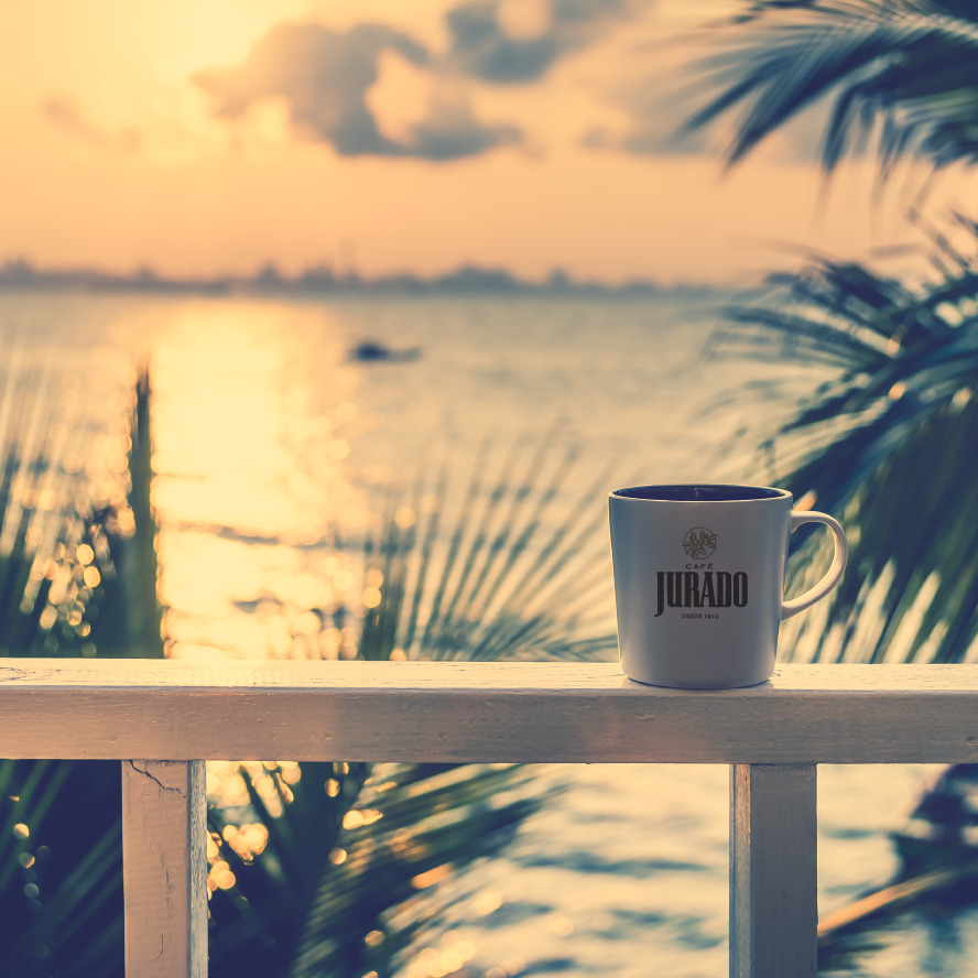 Утро ди. Кофе и море. Доброе утро море. Кофе на берегу моря. С добрым утром море.
