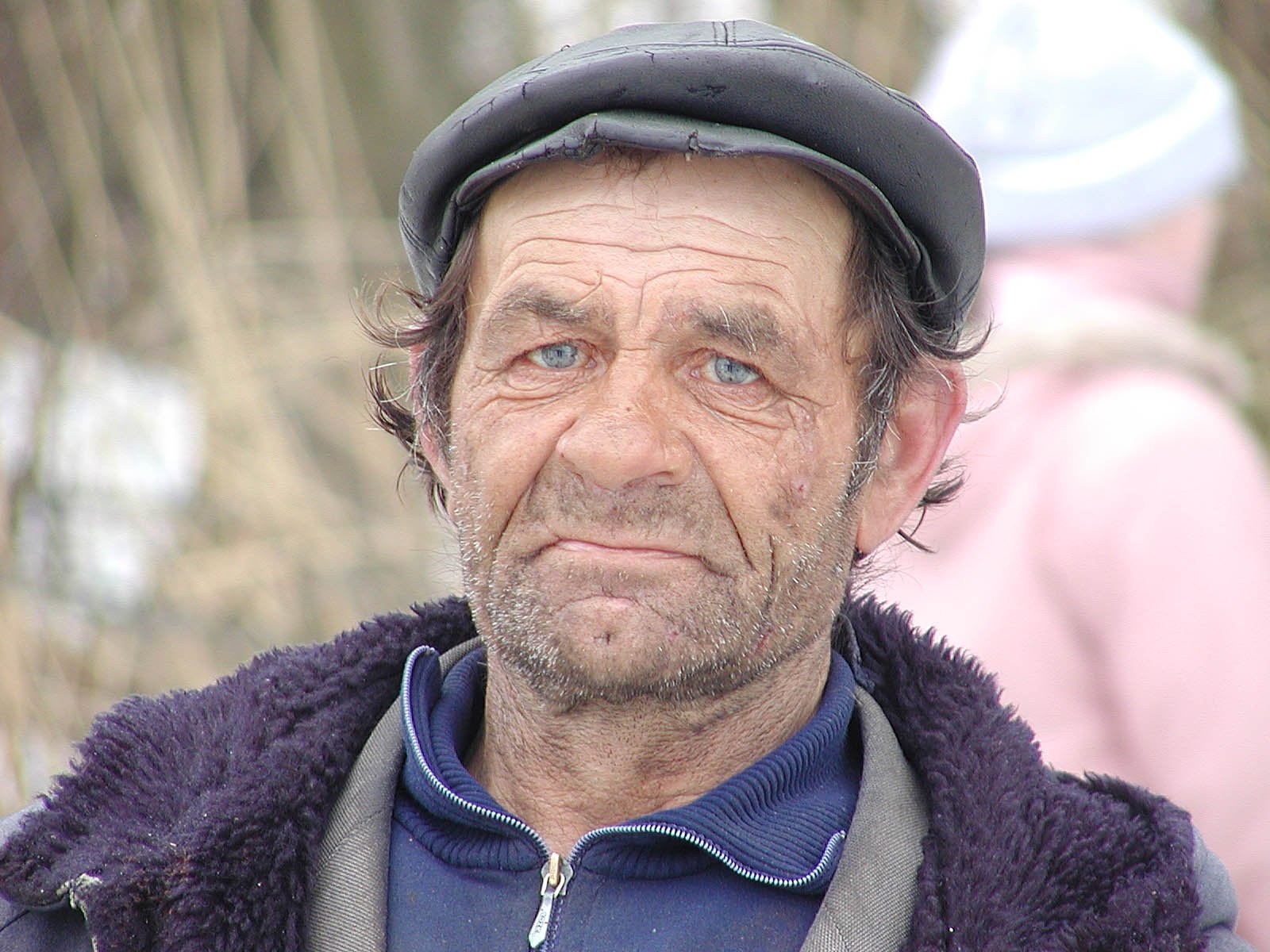Российские бомжи. Бездомный старик. Портрет пожилого мужчины. Фотопортреты пожилых мужчин.