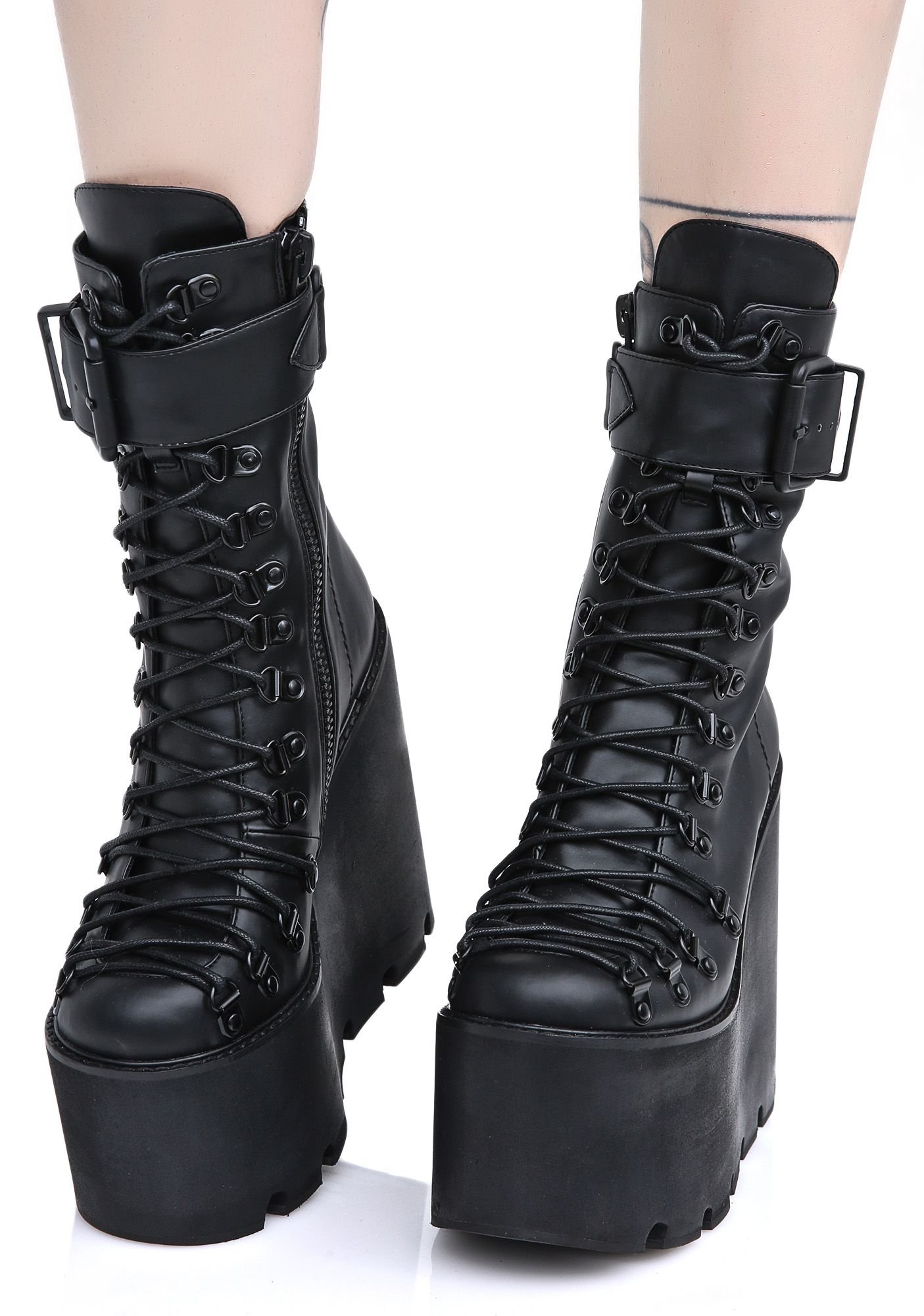 Как называются ботинки на шнурках. Сапоги Demonia Готика. Сапоги Demonia Готика женские. Goth Boots ботинки Demonia. Сапоги Demonia Готика с каблуком.