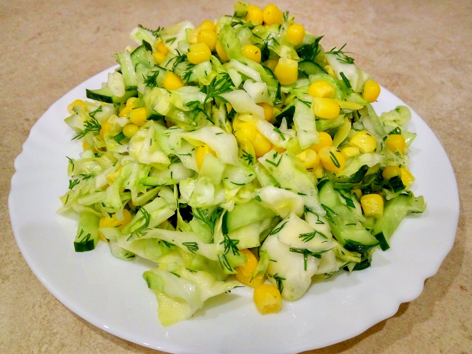 Рецепт капусты свежей с яйцом. Салат с кукурузой и огурцом. Салат капуста огурец кукуруза. Салат из капусты и кукурузы. Салат из огурца и кукурузы.