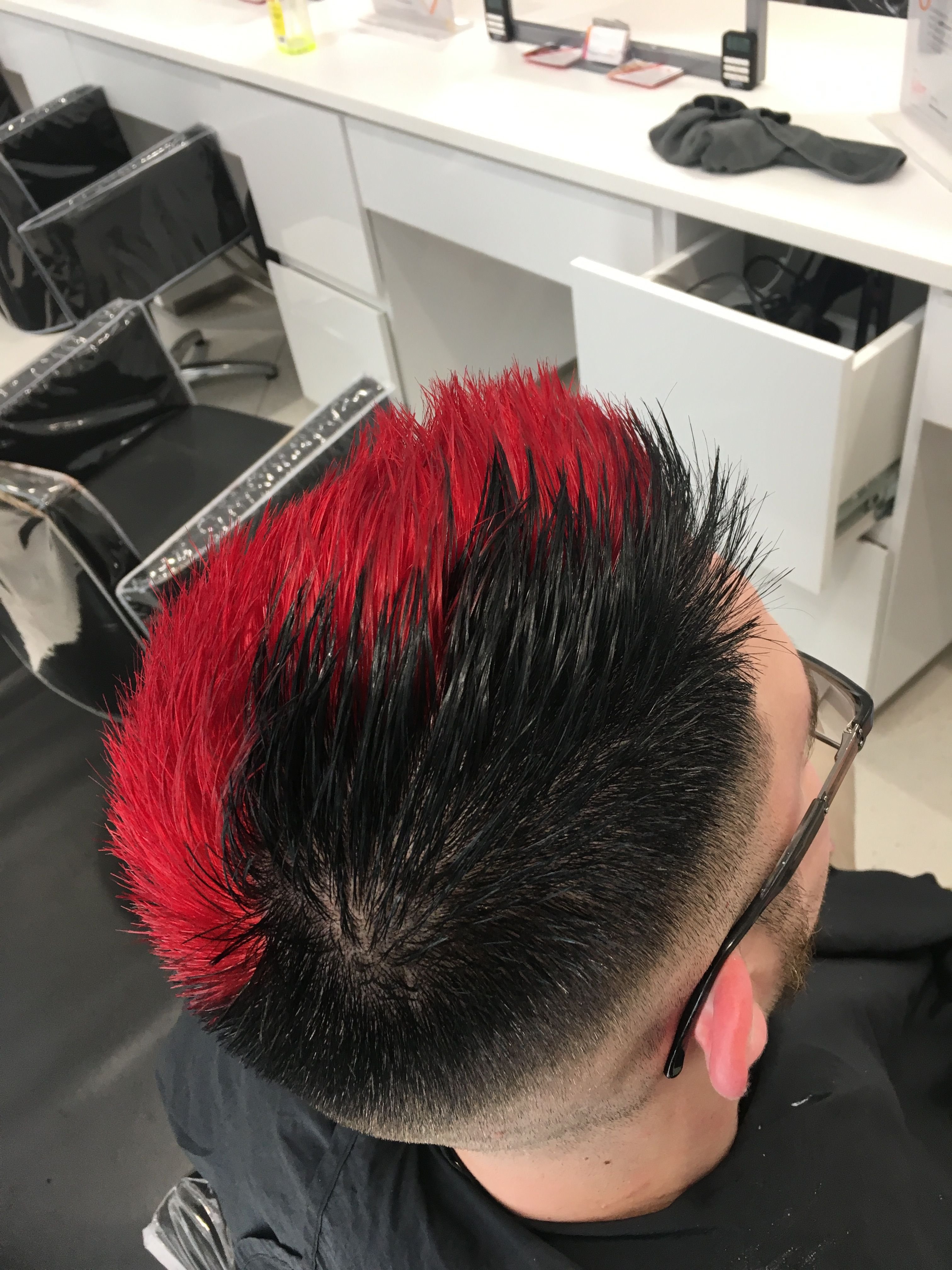 Парень красит волосы в красный
