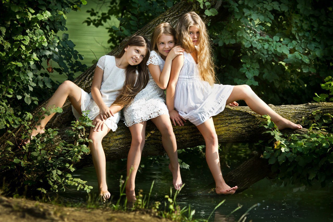 Трое шестиклассниц. Молодые подруги. Юные подружки на природе. Три девочки на природе. Две молодые девочки.