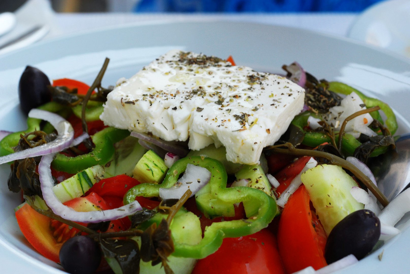 Греческий салат. Греческий салат с пекинской капустой. Греческий салат в Греции. Греческий салат с рикоттой.