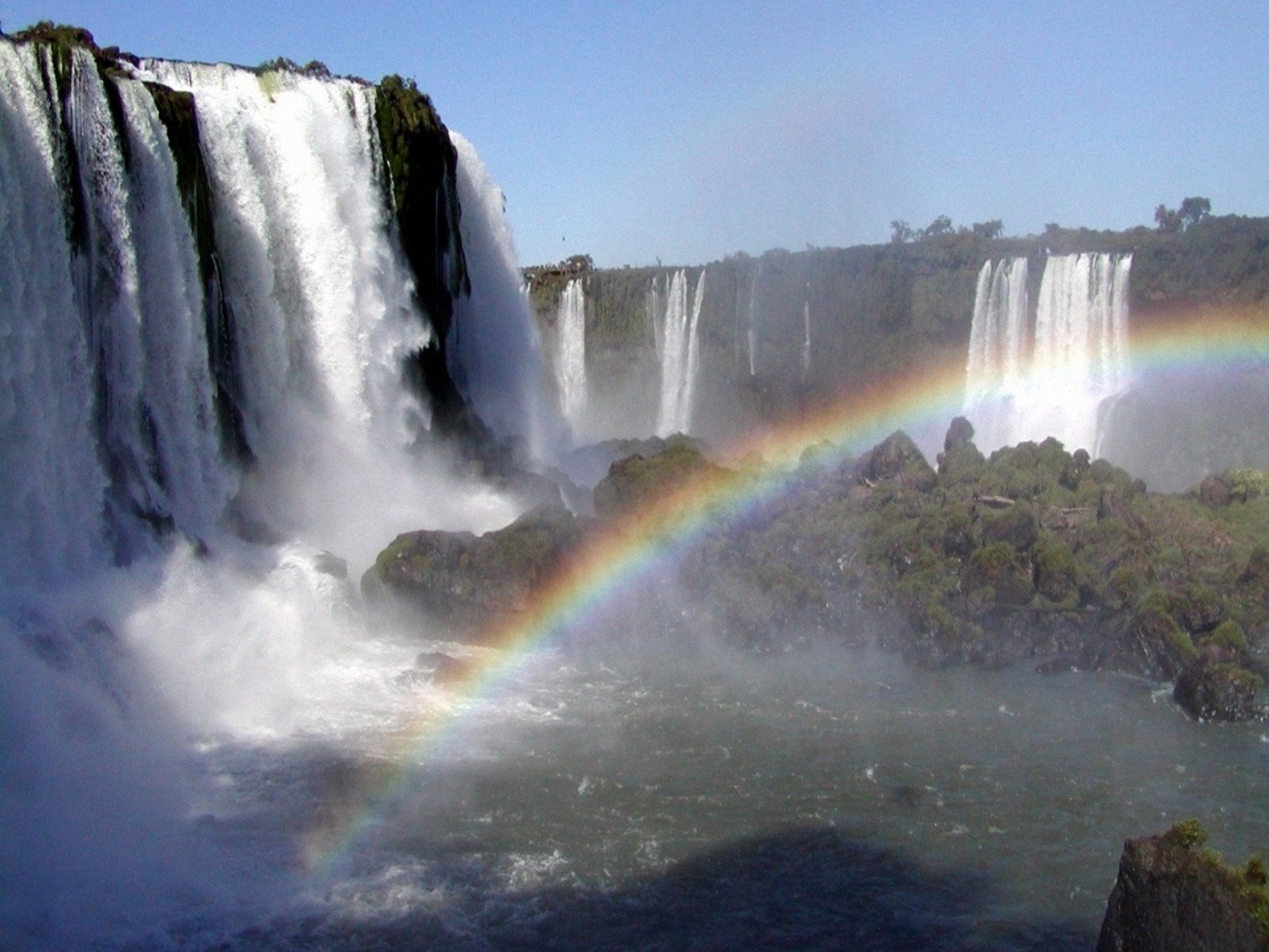 Комплекс водопадов на границе бразилии аргентины. Игуасу (национальный парк, Аргентина). Водопад Венесуэла Игуасу. Водопад Игуасу ЮАР. Водопады Фоз де Игуасу.