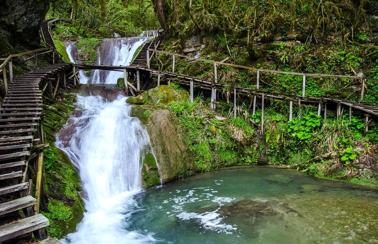 Водопады для туристов. Ущелье Джегош 33 водопада. Парк 33 водопада в Сочи. Экскурсия 33 водопада Сочи. Ущелье 33 водопада Лазаревское.
