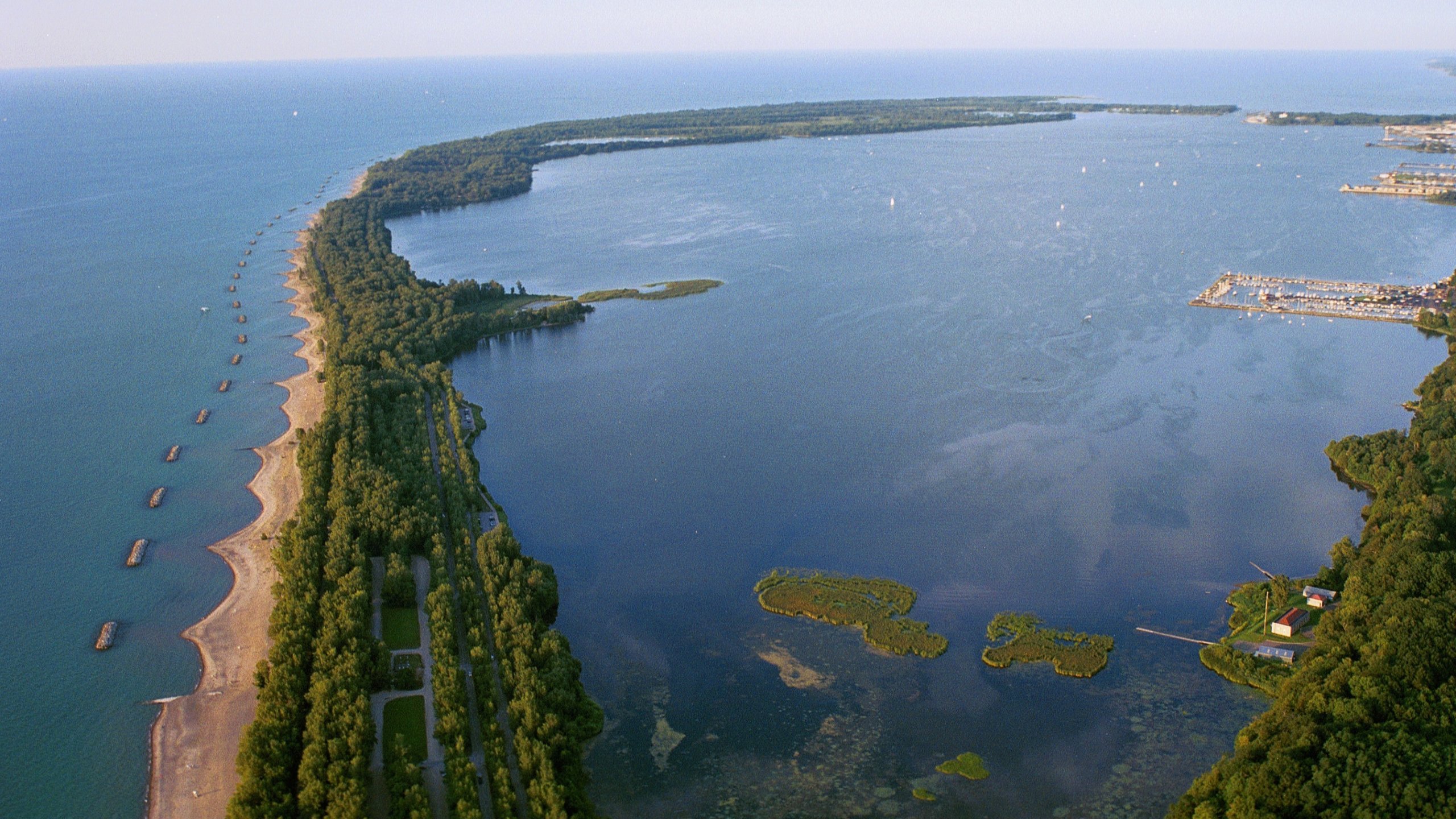 Глубина озера эри. Озеро Эри Северная Америка. Озеро Эри Канада. Озеро Эри Пенсильвания. Озеро Эри Огайо.