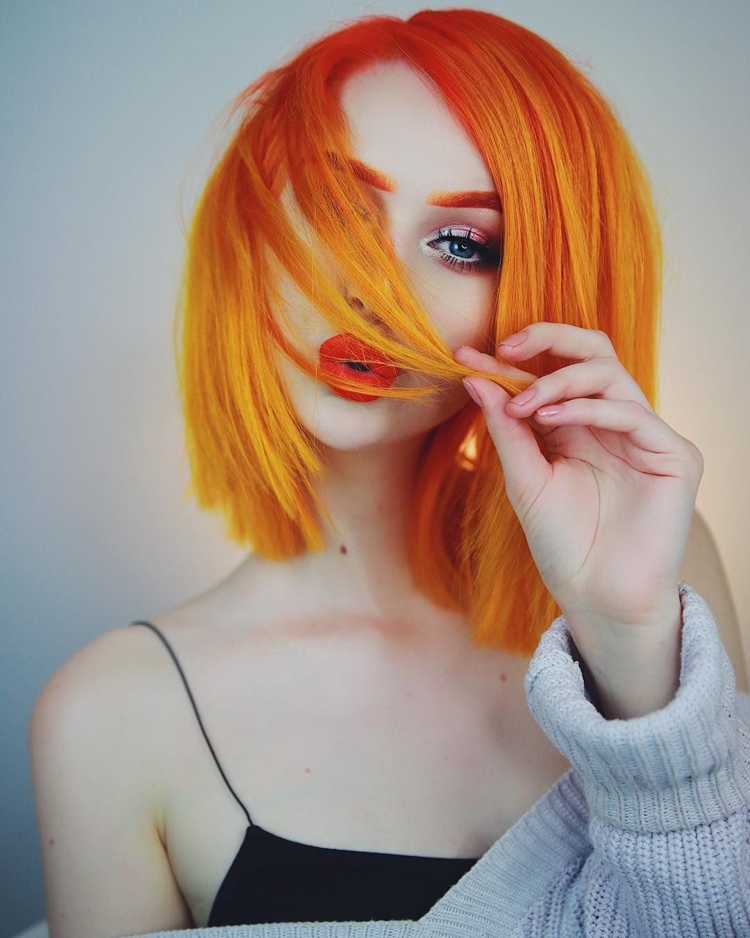 Желто оранжевые волосы. Эстель огненно рыжий. Девушка с оранжевыми волосами. Девушка с оранжевымтволосами.