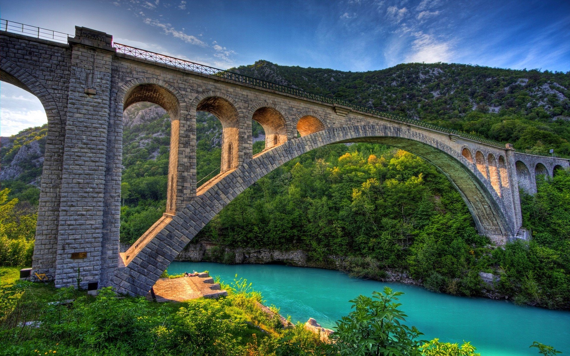 Каменный мост виадук в Италии