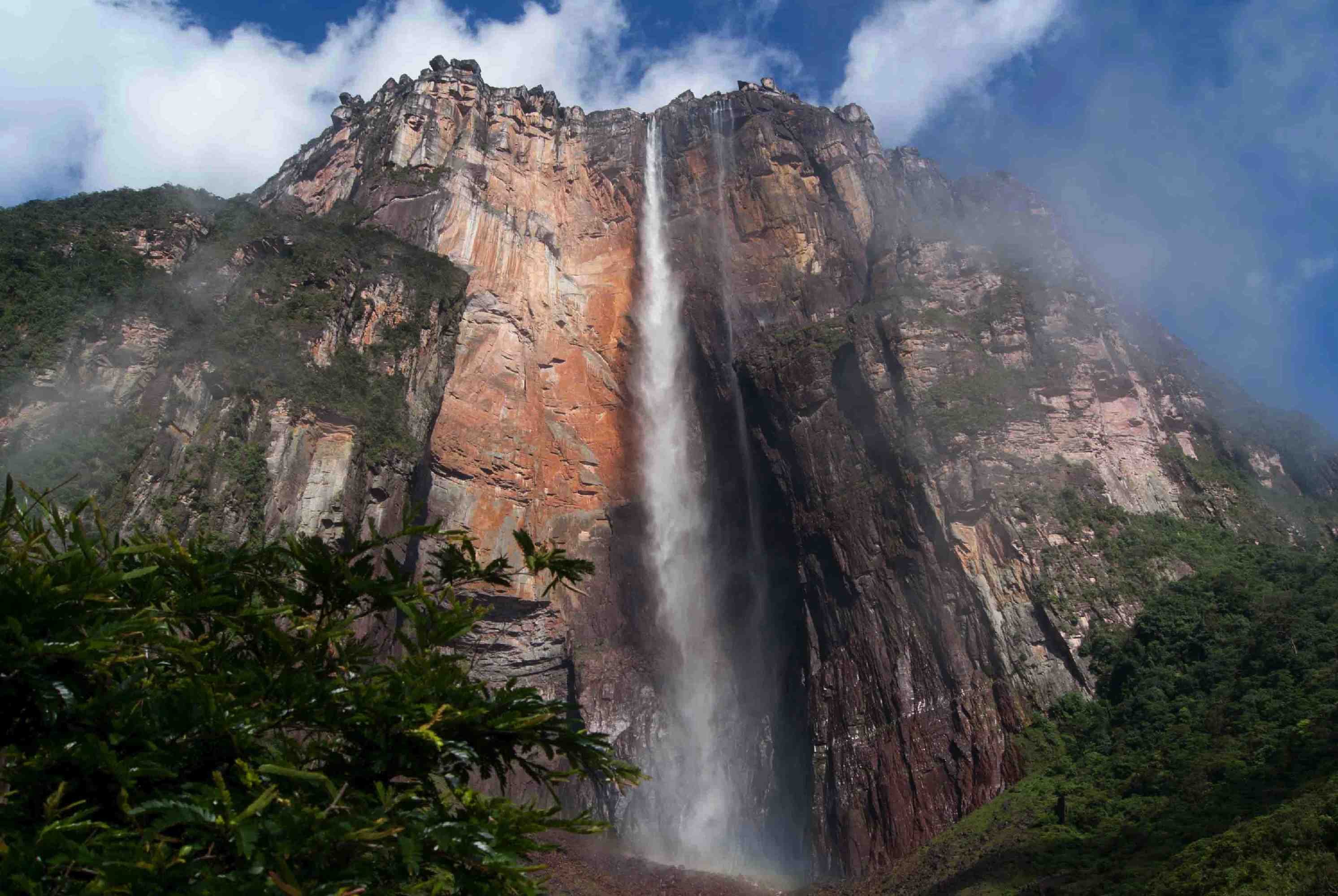 Широкий водопад в южной америке. Водопад Анхель Венесуэла. Водопад Анхель в Южной Америке. Водопад Чурун меру. Боливар Венесуэла водопад.