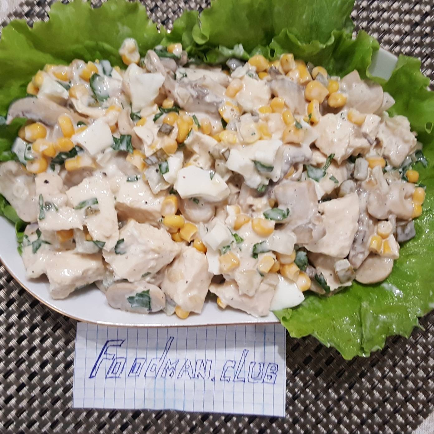 Салат из маринованной куриной грудки