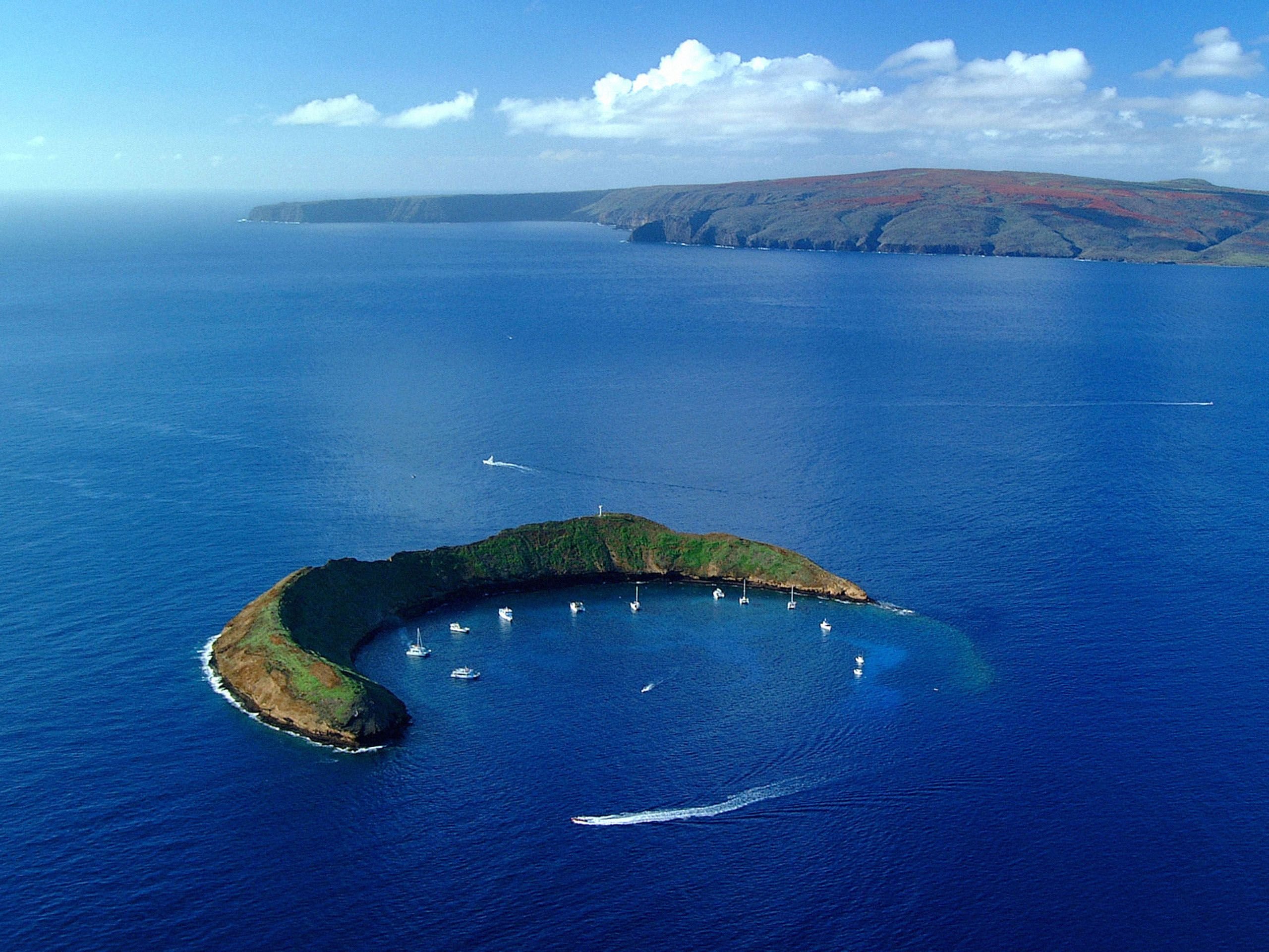 Запишите острова тихого океана. Остров Молокини, Гавайи. Кратер Молокини, Гавайи. Остров Мауи Гавайи. Гавайский архипелаг остров Мауи.