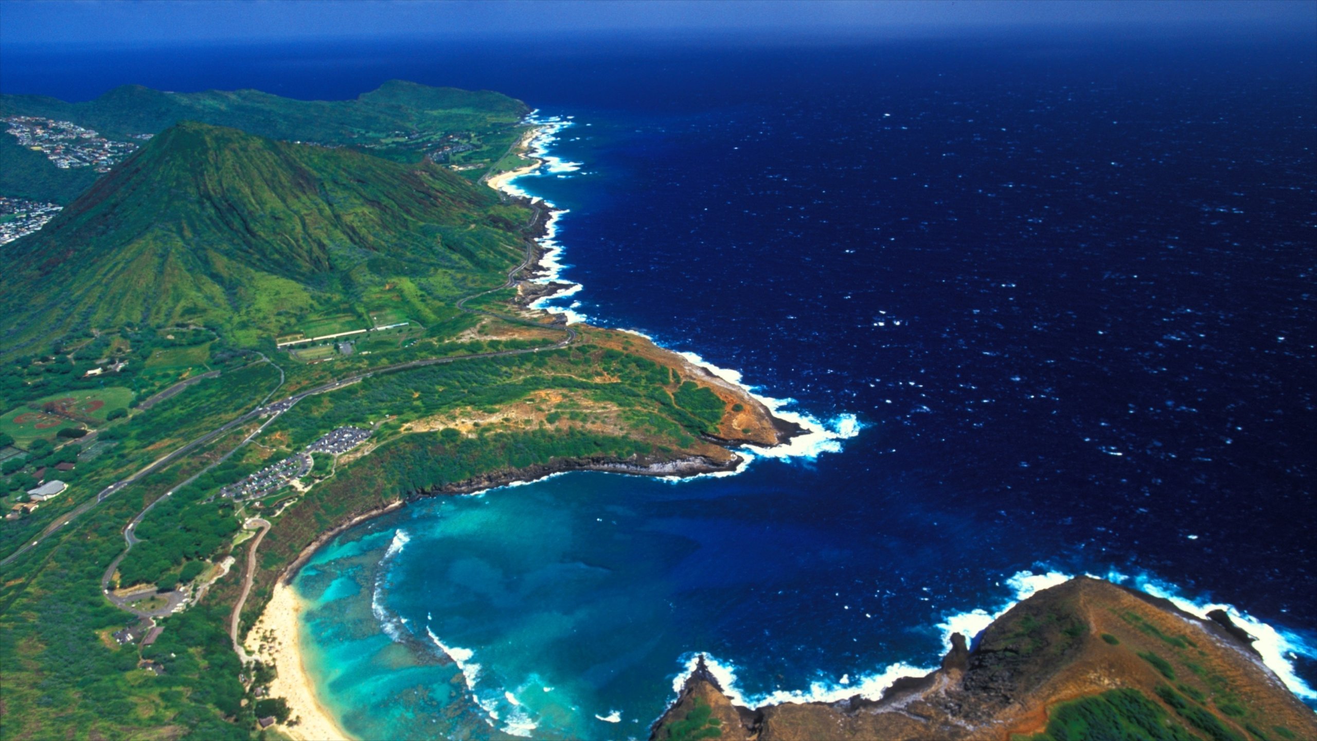 На тихом океане находится город. Остров Оаху Гавайи. Остров Кауаи, Гавайские острова. Залив Ханаума Гавайи. Гонолулу Оаху Гавайи.