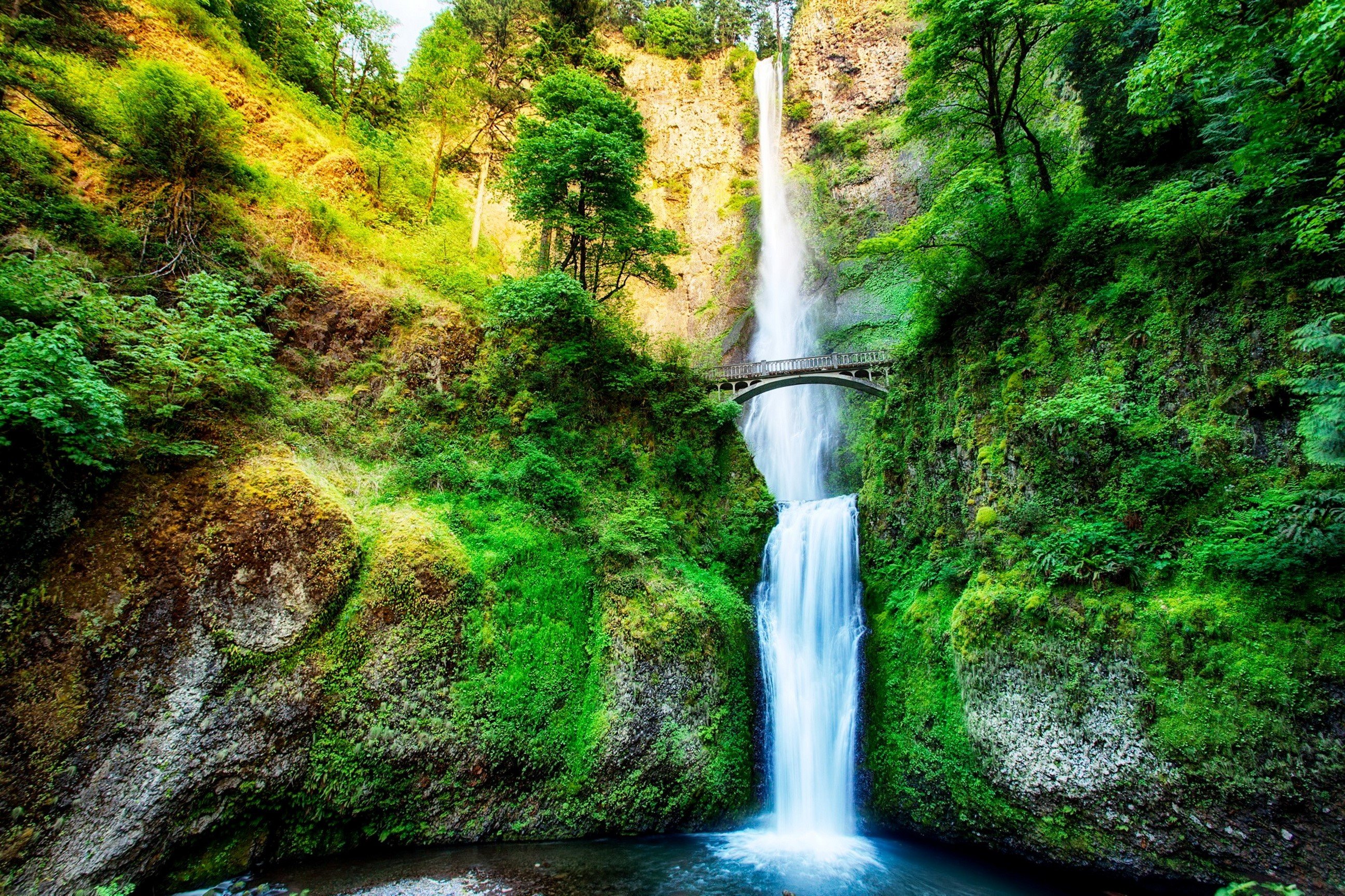 Водопад. Малтнома-Фолс, штат Орегон. Водопад Малтнома-Фолс США. Водопад Малтнома Орегон. Водопад Малтнома (Multnomah Falls).