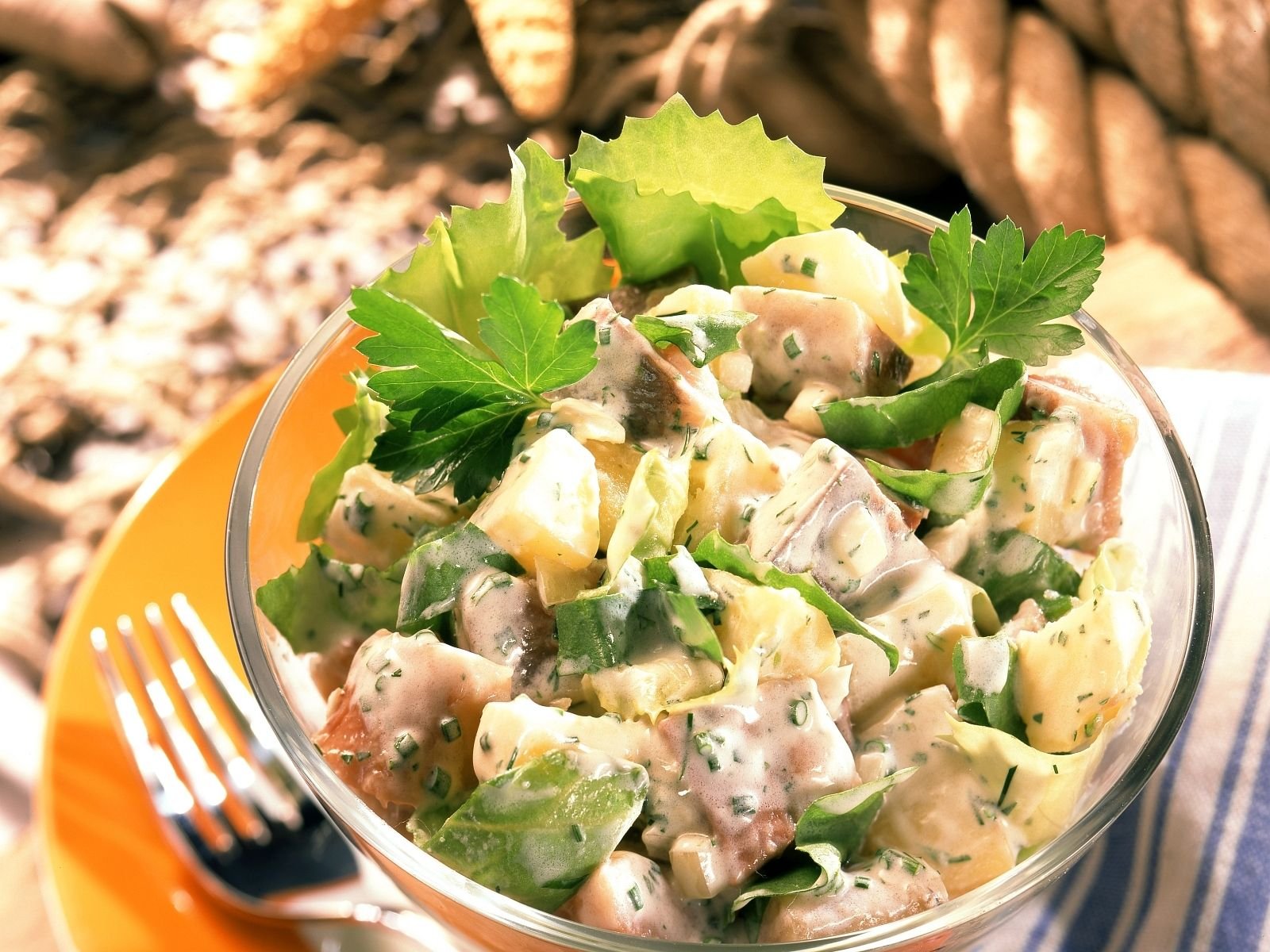 Салат рыбный с картошкой из отварной рыбы. Рыбный салат. Салат картофельный с рыбой. Рыбный салат с луком. Салат с рыбой и картошкой.