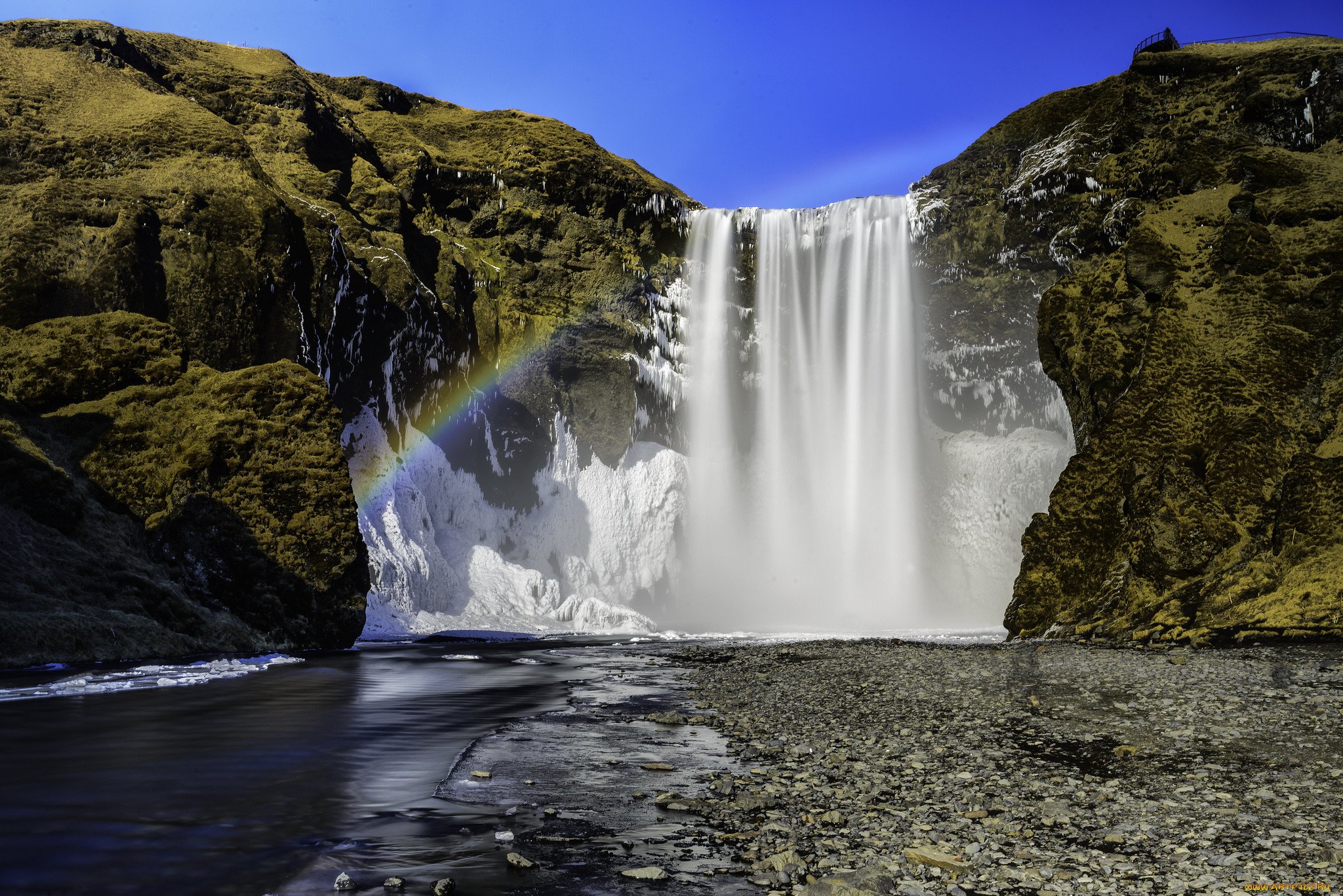 Могучие водопады. Водопад Скоугафосс Исландия. Водопад Скоугафосс (Skógafoss). Скогафосс в Исландии. Водопад Скоугафосс Исландия сверху.