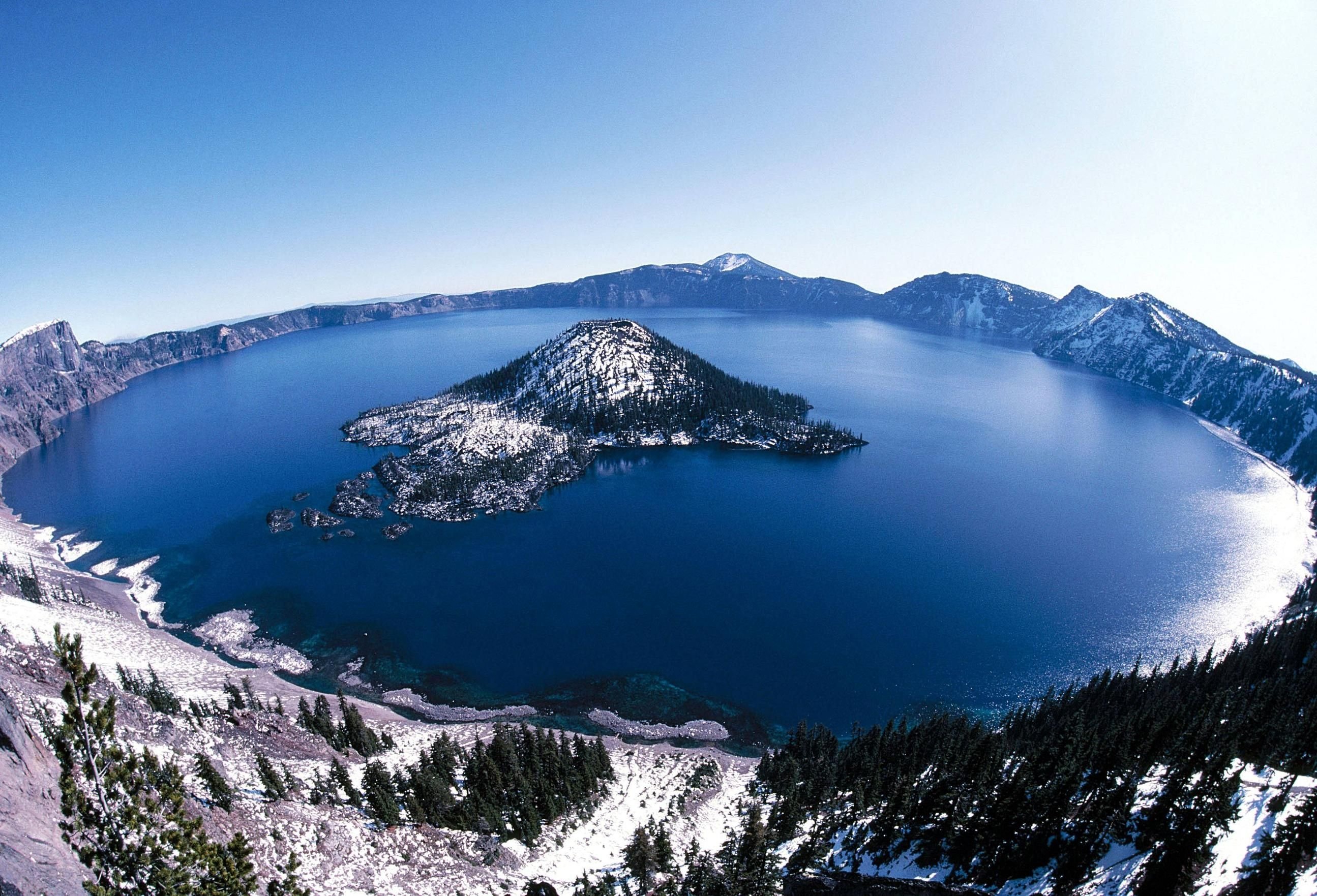 Глубочайшее озеро северной америки. Озеро Крейтер Орегон. Озеро Крейтер, штат Орегон, США. Национальный парк озеро Крейтер. Озеро Крейтер – самое глубокое в США.