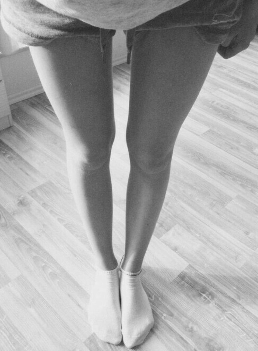 Домашние бедра и ляшки. Стройные ноги. Красивые женские ноги. Тонкие стройные ноги. Худые ноги.