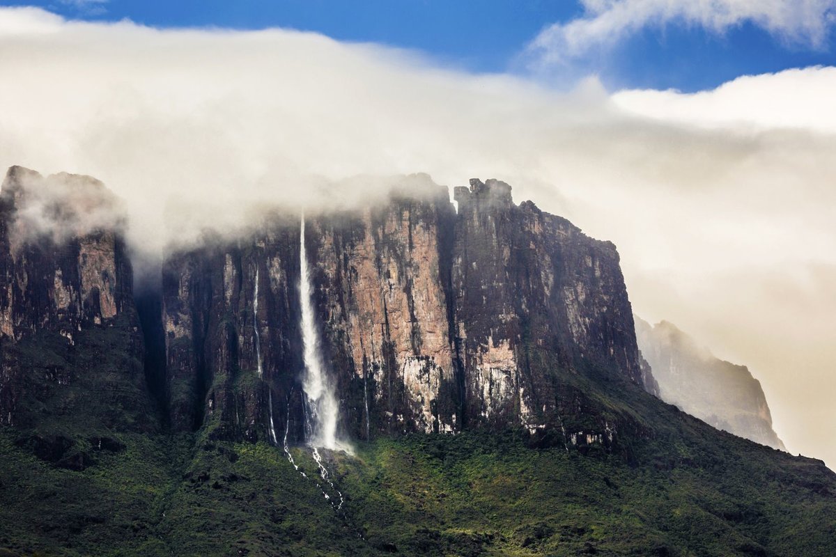 Водопад на гвианском плоскогорье. Гора Кукенан, Венесуэла. Венесуэла плато Тепуи. Венесуэла горы Тепуи. Столовые горы Тепуи в Венесуэле.