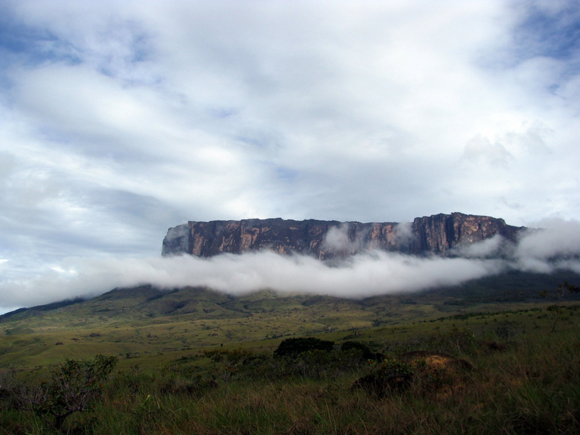 Самый высокий водопад гвианском плоскогорье. Гора Тепуи Рорайма. Венесуэла горы Тепуи. Столовые горы Рорайма Венесуэлы. Тепуи Затерянный мир Венесуэла.