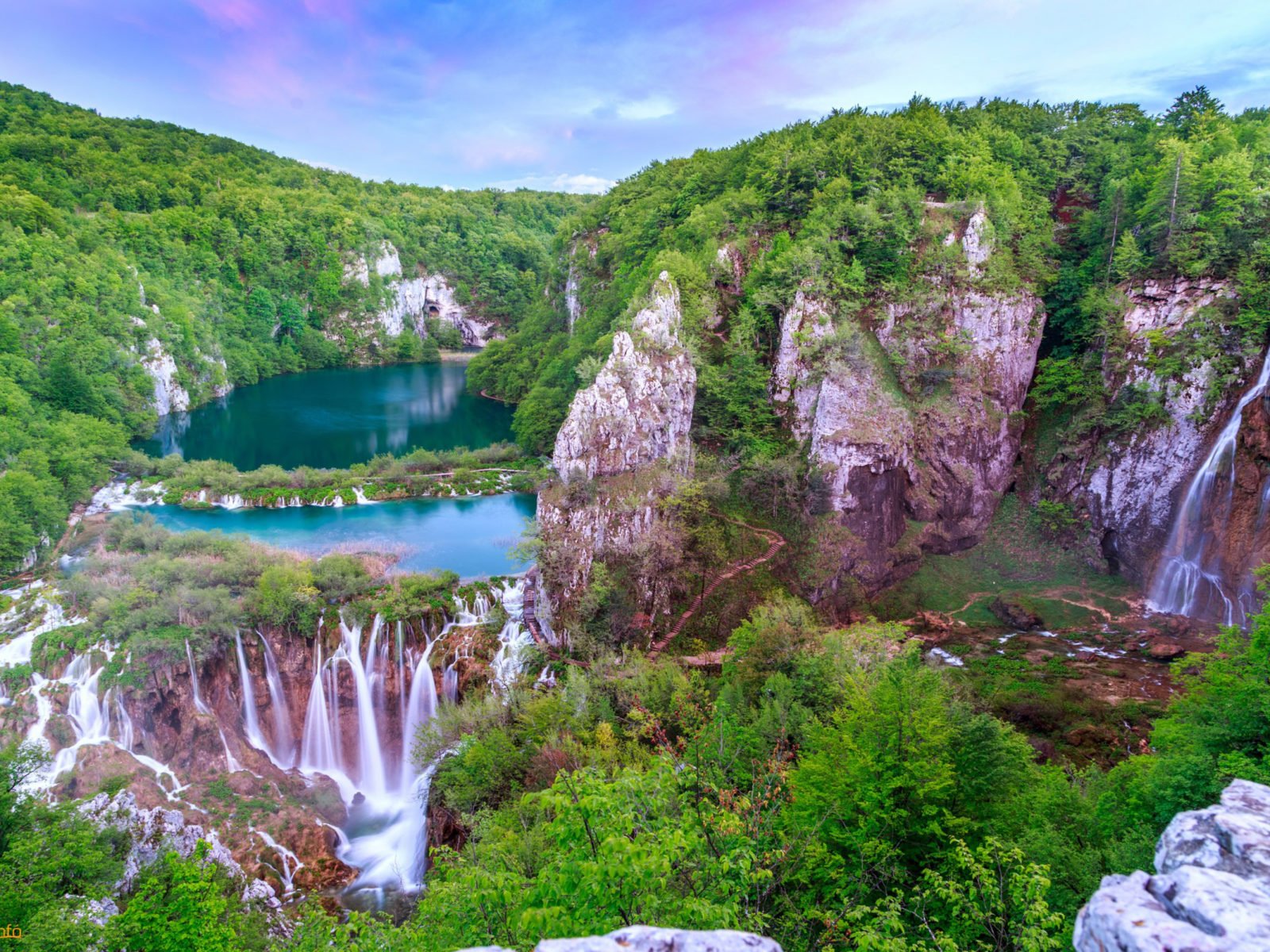 Национальный парк Плитвицкие озера. Хорватские озера Плитвицкие. Водопад Плитвицкие озера в Хорватии. Хорватия национальный парк Плитвице. Самые крупные национальные парки