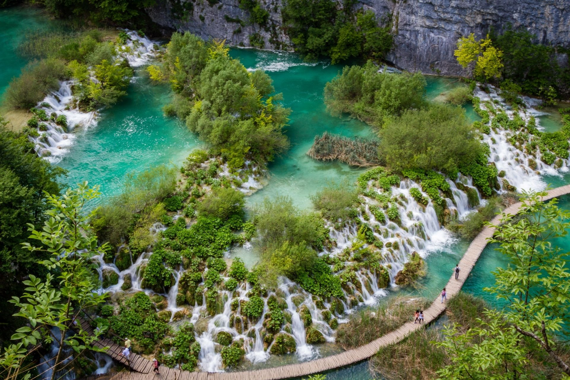 Плитвицкие озёра Хорватия. Хорватия национальный парк Плитвице. Плитвицкие озера - крупнейший национальный парк Хорватии. Plitvice Lakes National Park Хорватия.