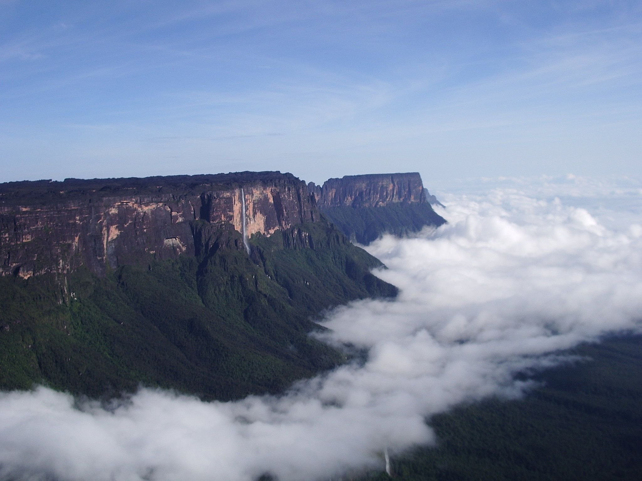 Водопад на гвианском плоскогорье. Столовая гора Рорайма. Гора Рорайма, Южная Америка. Тепуи Венесуэла. Венесуэла горы Тепуи.