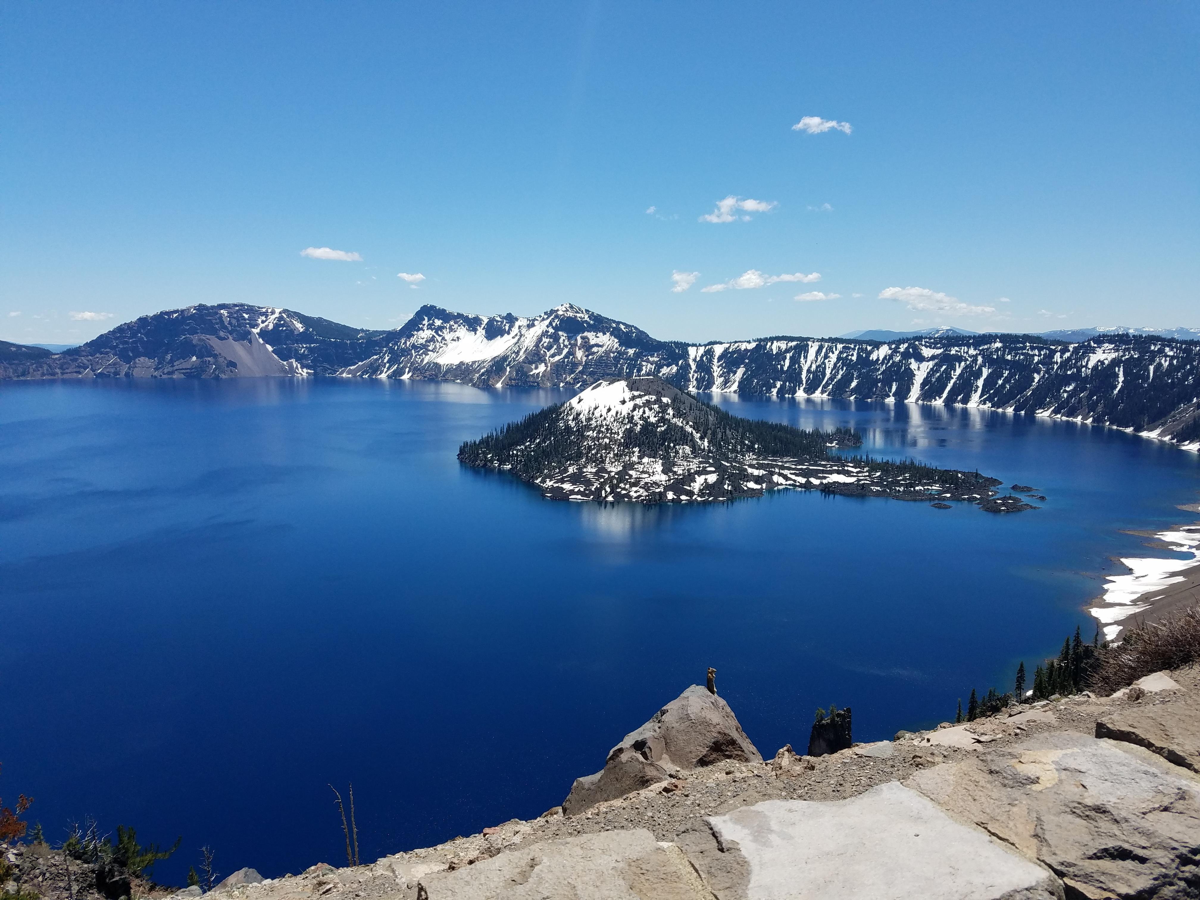 Глубочайшее озеро северной америки. Кратерное озеро в Орегоне. Озеро Крейтер, Орегон, США. Озеро Крейтер, штат Орегон. Озеро Крейтер – самое глубокое в США.