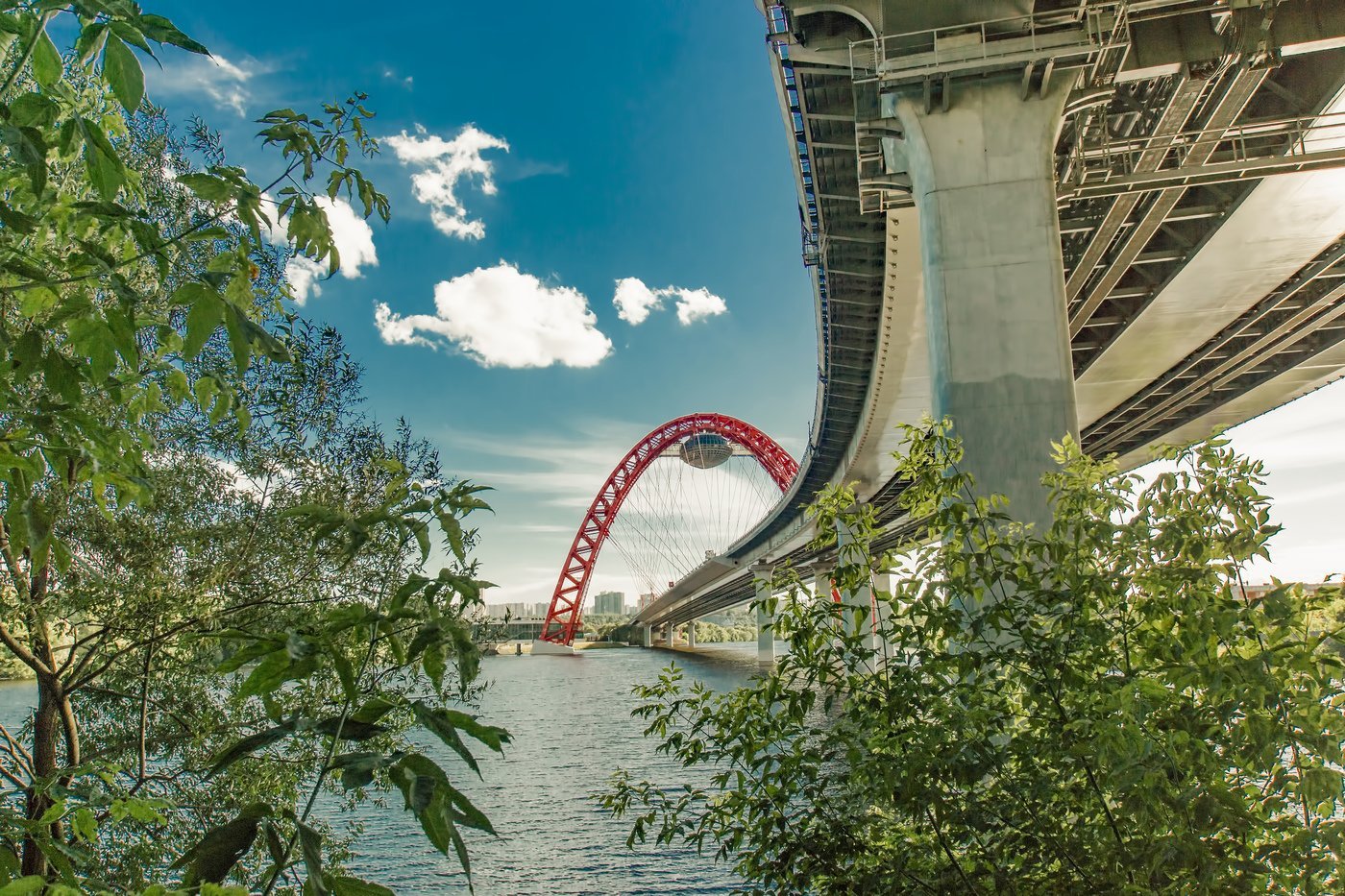 Над мостом. Мост на Крылатских холмах. Москва река живописный мост. Живописный мост с высоты. Живописный мост в Москве строительство.