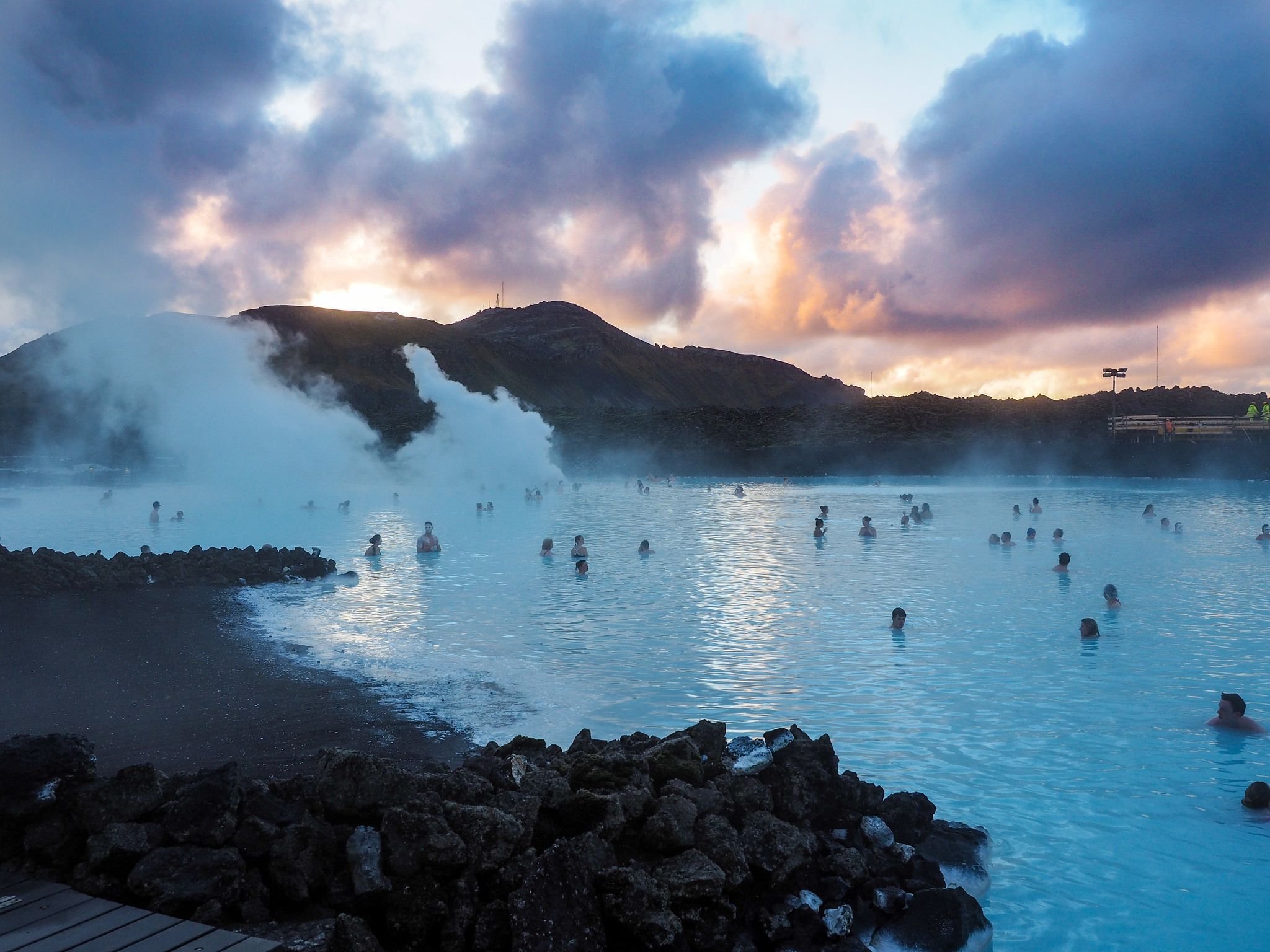 Голуба лагуна. Исландия термальные источники голубая Лагуна. Голубая Лагуна Исландия Северное сияние. Голубая Лагуна Исландия Гейзер. Рейкьявик геотермальные источники.