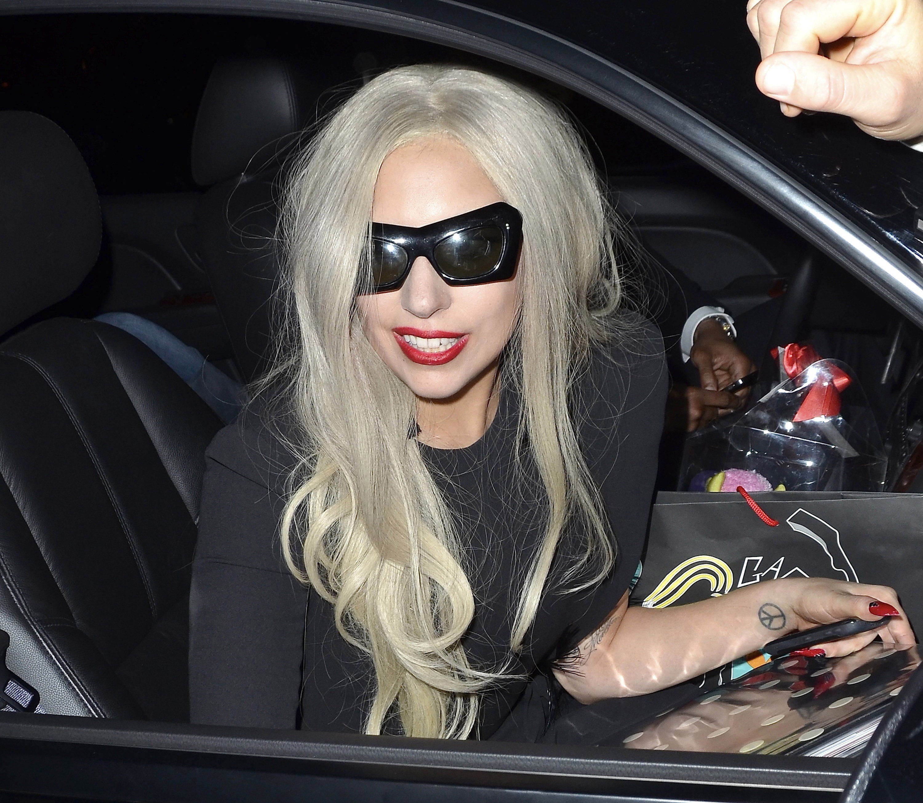 Потом леди гага. Леди Гага. Леди Гага фото. Леди Гага зубы.