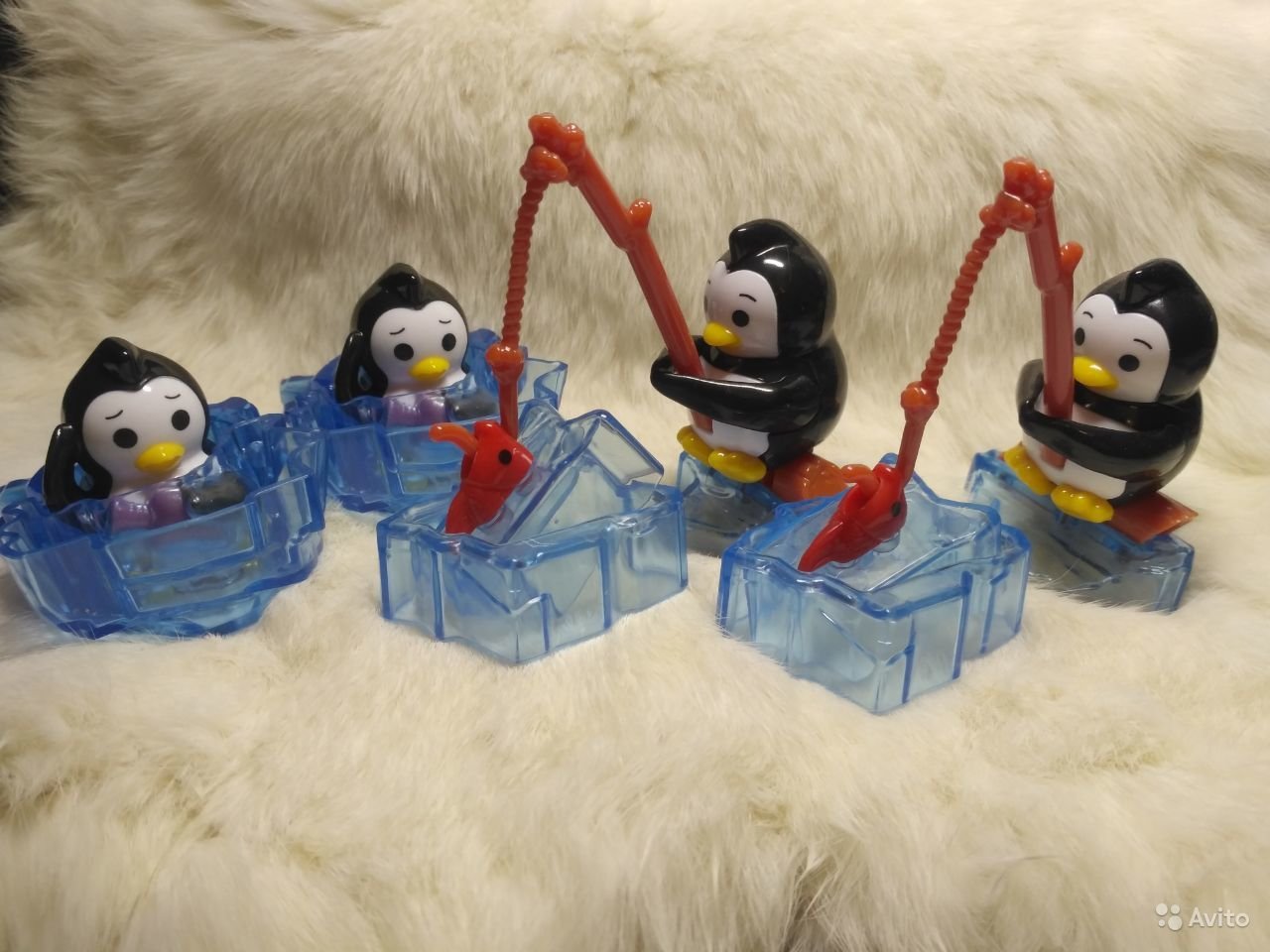 Киндер игрушки пингвины. Киндер макси пингвины. Киндер макси пингвины игрушки. Коллекция пингвинов из Киндер макси. Киндер Пингвин на бревне.