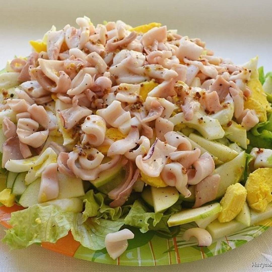 Самый простой рецепт салата из кальмаров. Вкусные салаты. Салаты простые и вкусные. Вкуснейший салат с кальмарами. Вкусный салат с салатом.