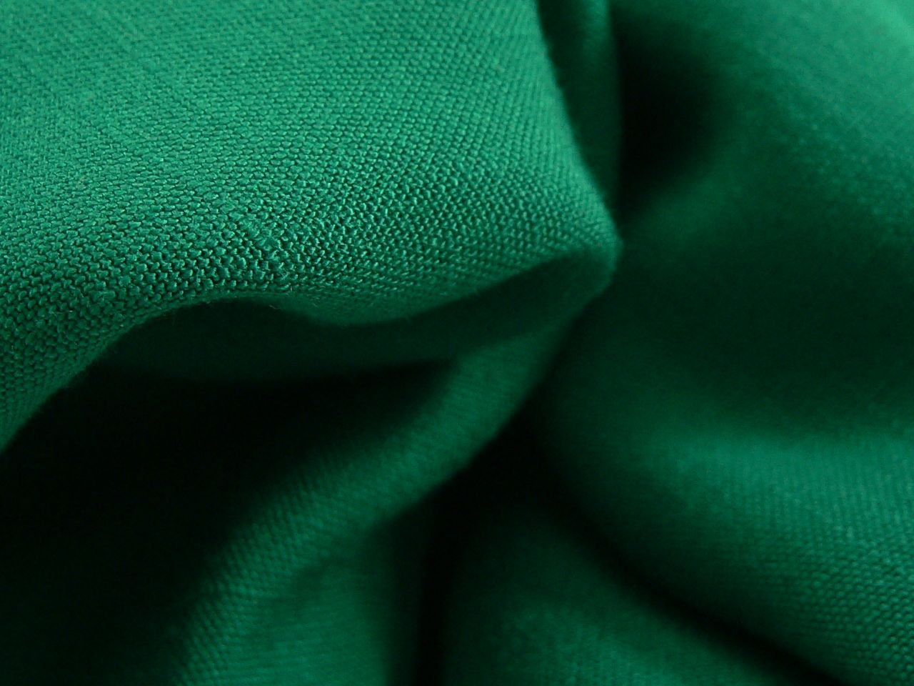 Цвет сукно. Атлас Дюпон. Изумрудный. Бархат зеленый изумруд. Изумрудный атлас ткань. Изумрудный рокод.
