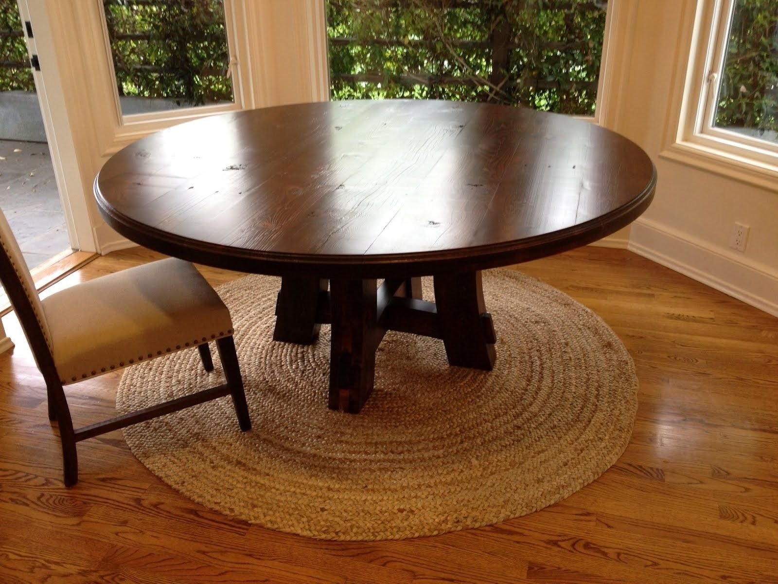 Столик из дерева круглый. Что такое раунд тейбл (Round Table). Круглый деревянный стол. Круглый стол в интерьере. Круглый деревянный столик.