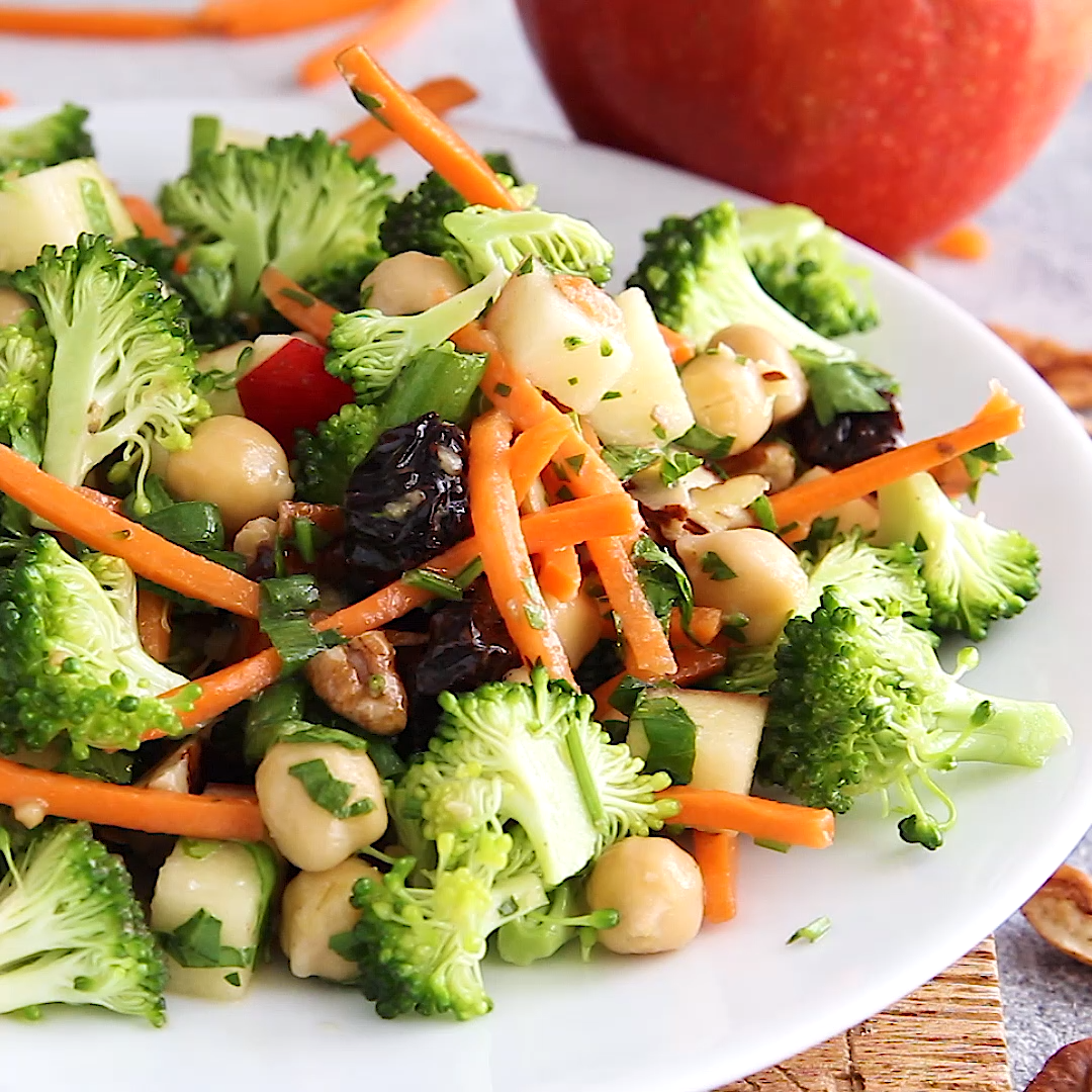 Простые блюда из овощей. Легкий салатик из овощей. Салат с брокколи. Полезный овощной салат. Овощной салат с морковью.