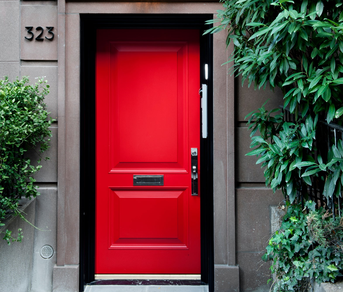Как открыть красную дверь. Входные двери Raw Exterior Doors. Красная входная дверь. Красная входная дверь в дом. Красная входная дверь в квартиру.