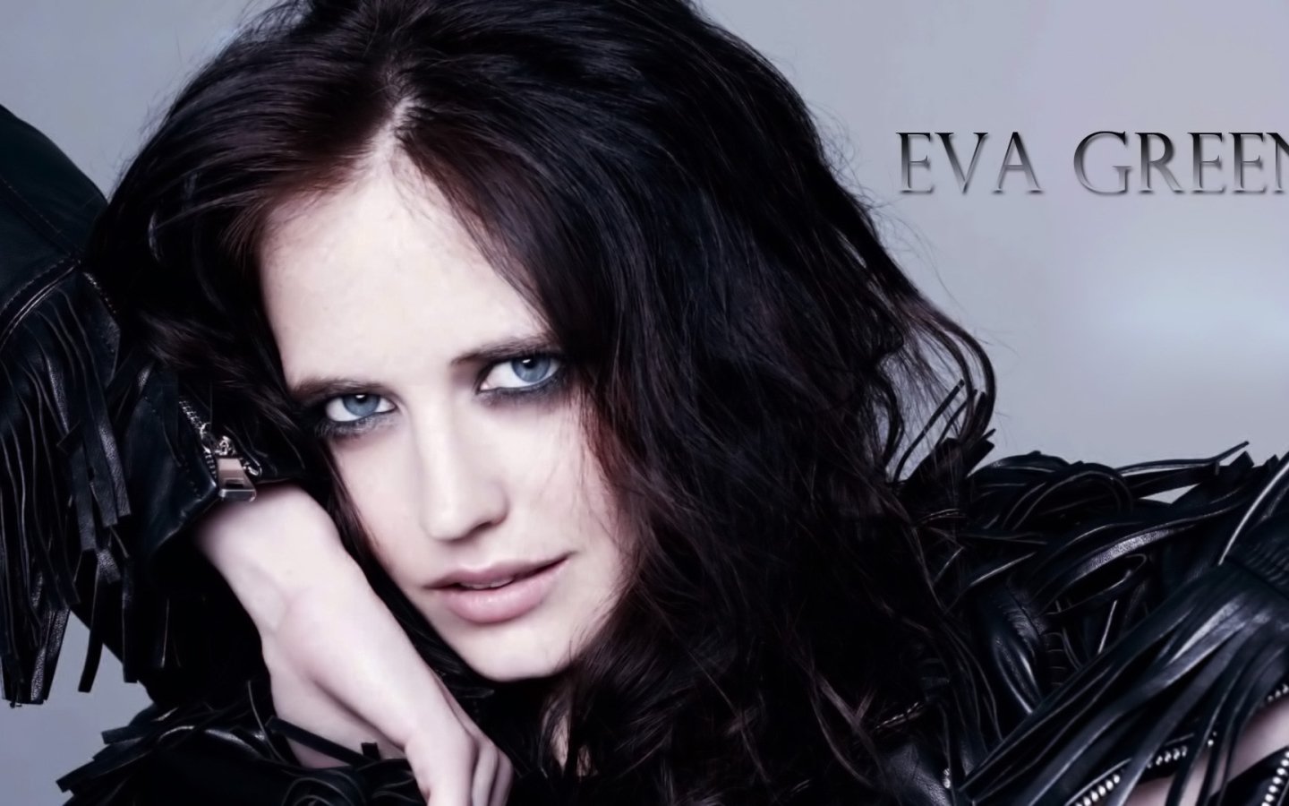 Ева грин в черном пальто