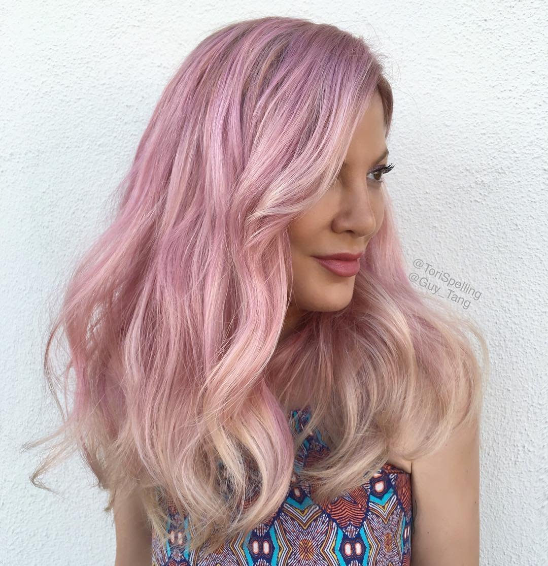 Почему получился розовый цвет на волосах