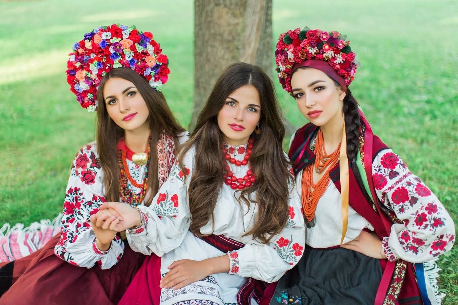 Девушки в украинской одежде