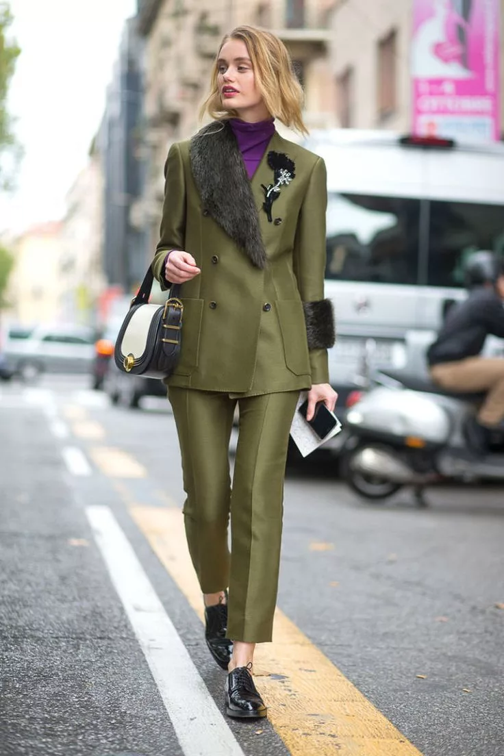 Сочетание хаки для женщин. Сочетание с хаки в одежде. Образ в стиле милитари женские. Образы с оливковым цветом. Брючный костюм болотного цвета.