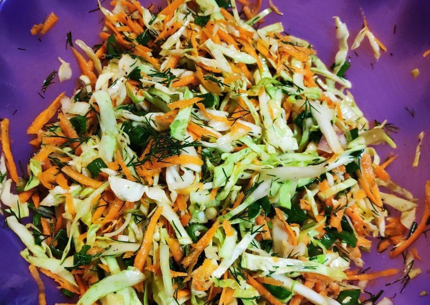 Капуста морковь огурец масло. Салат с капустой и морковью. Салат витаминный. Салат с капустой и морковкой. Салат из капусты с морковью.