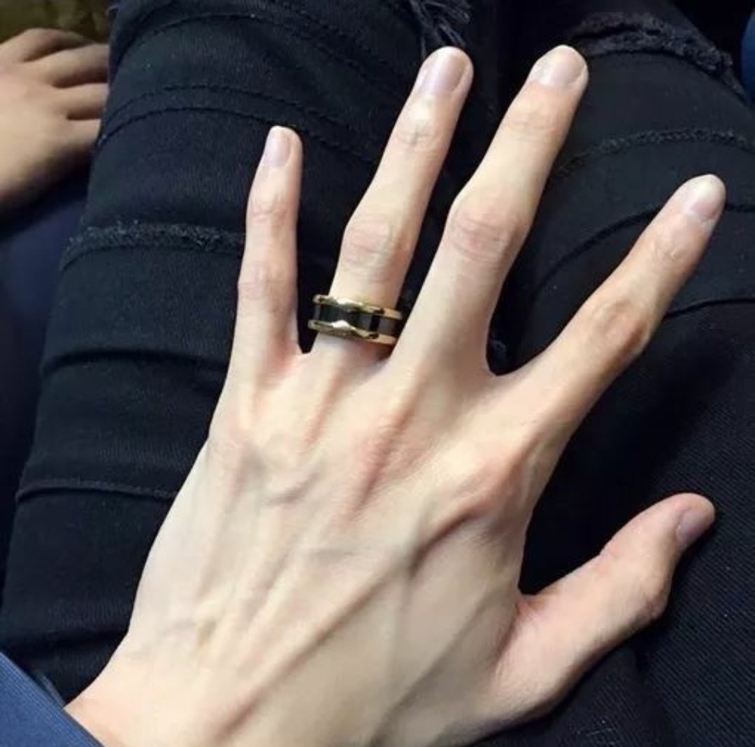 Мужские руки с длинными пальцами