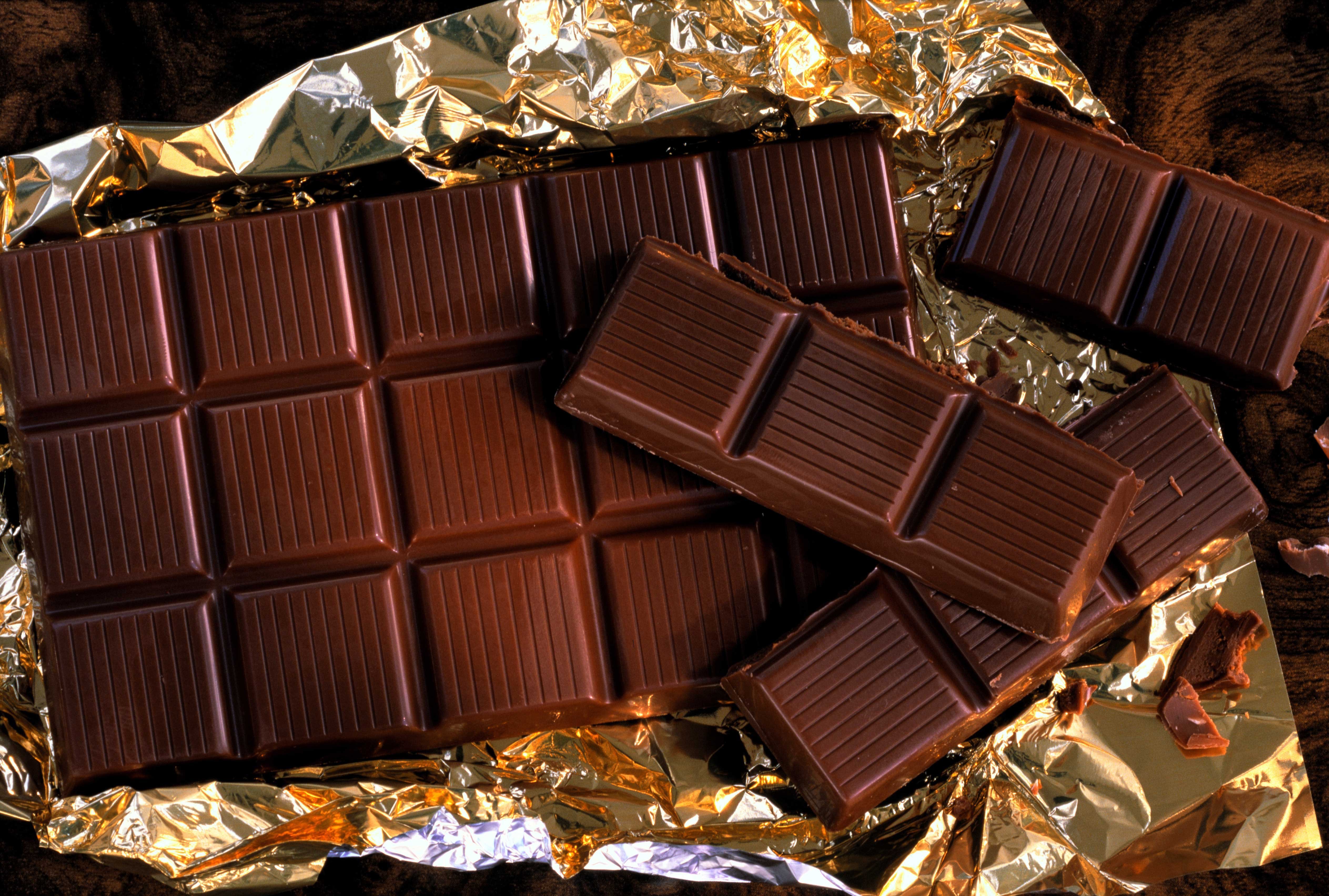 Ем шоколад плитками. Плитка шоколада. Шоколадная плитка. Плиточный шоколад. Обыкновенный шоколад.