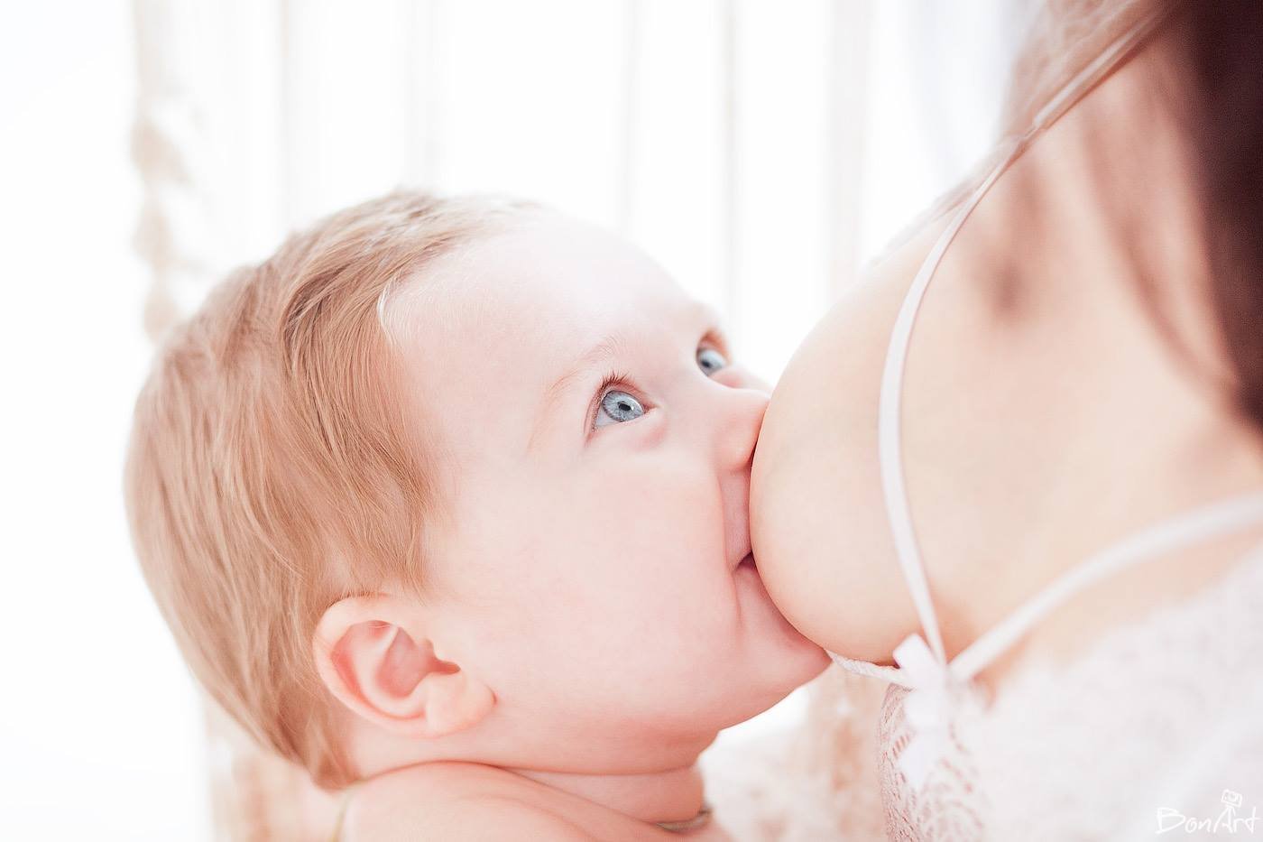 Кормление грудью. Малыш пьет молоко у матери. Младенец сосущий грудь. Кормление ребенка грудным молоком.