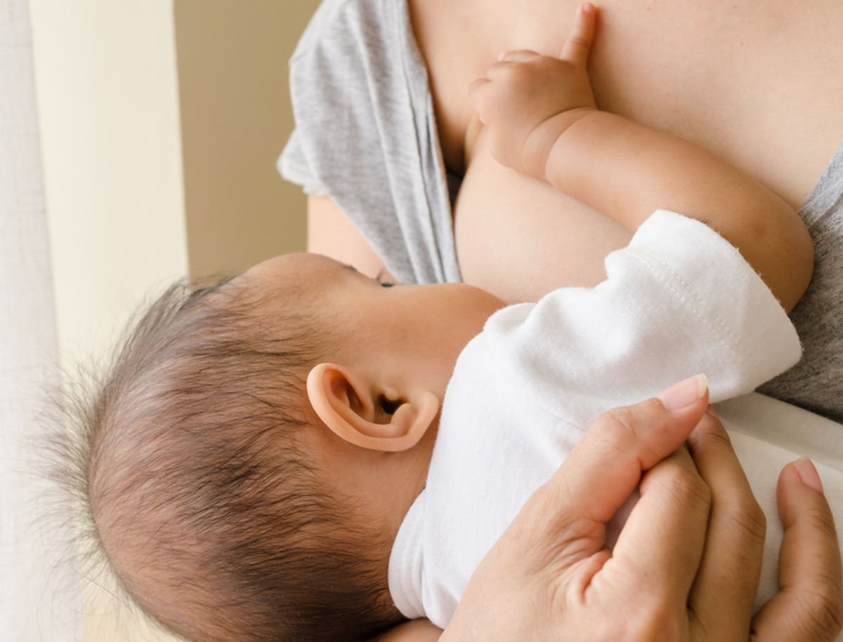 Лактостазы у кормящей мамы. Новраждёнка для ребенка азят молоко с груди.