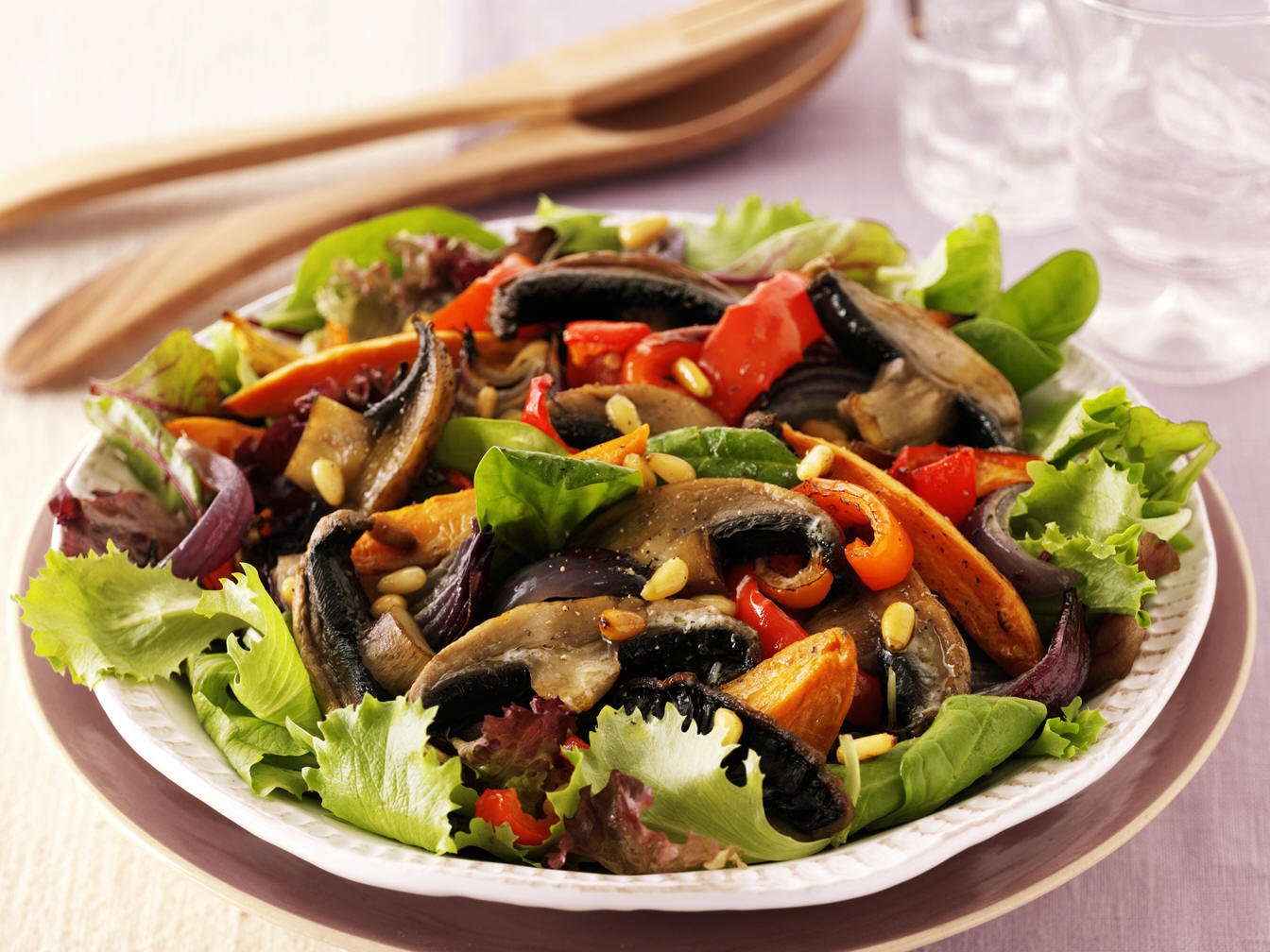 Теплый салат из овощей. Теплый салат. Салат с печеными овощами. Салат из жареных овощей. Теплый овощной салат.