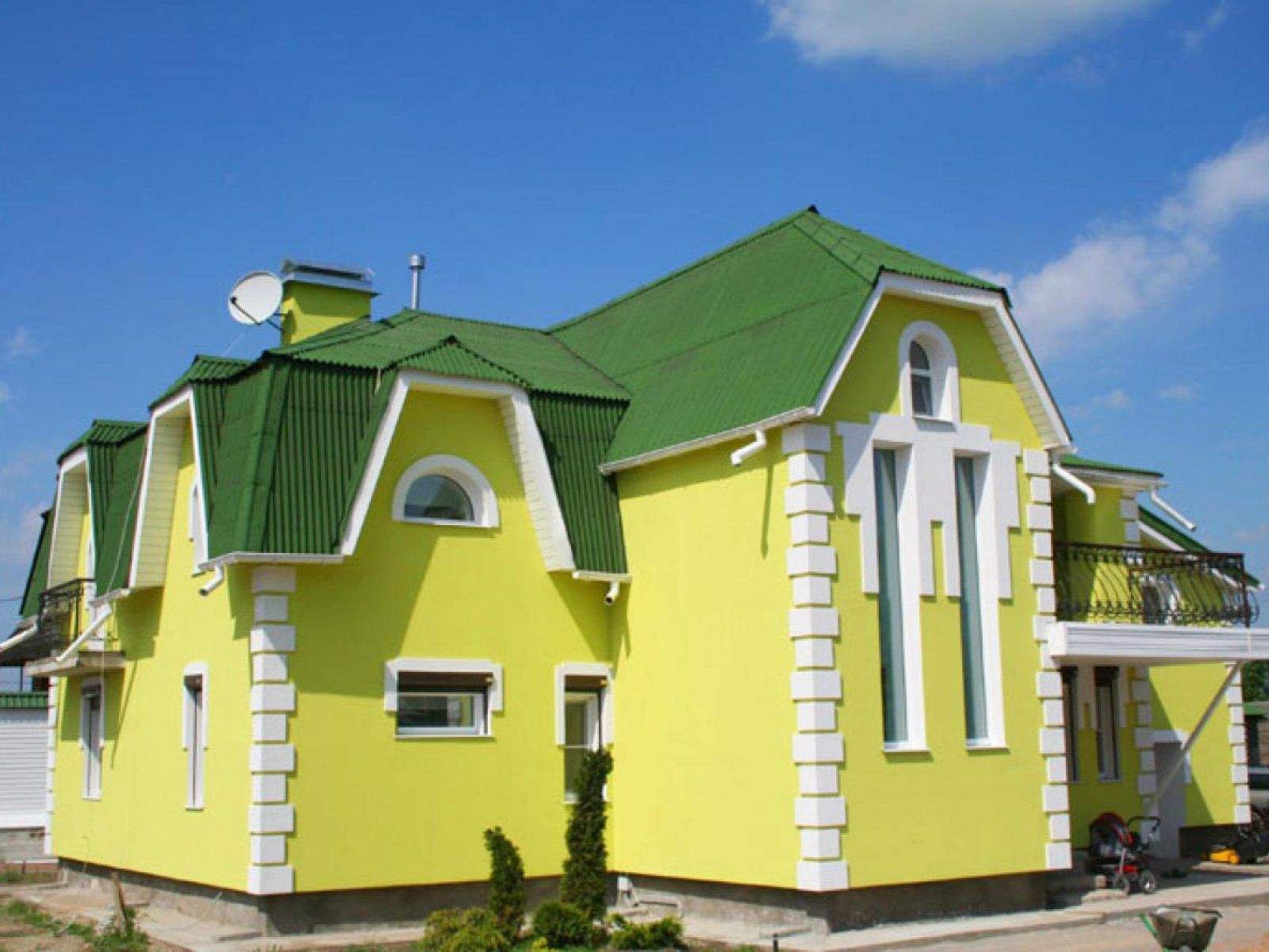 Краска для покраски дома снаружи. Окраска фасада. Покраска фасада дома. Расцветки фасадов домов. Желтый дом с зеленой крышей.