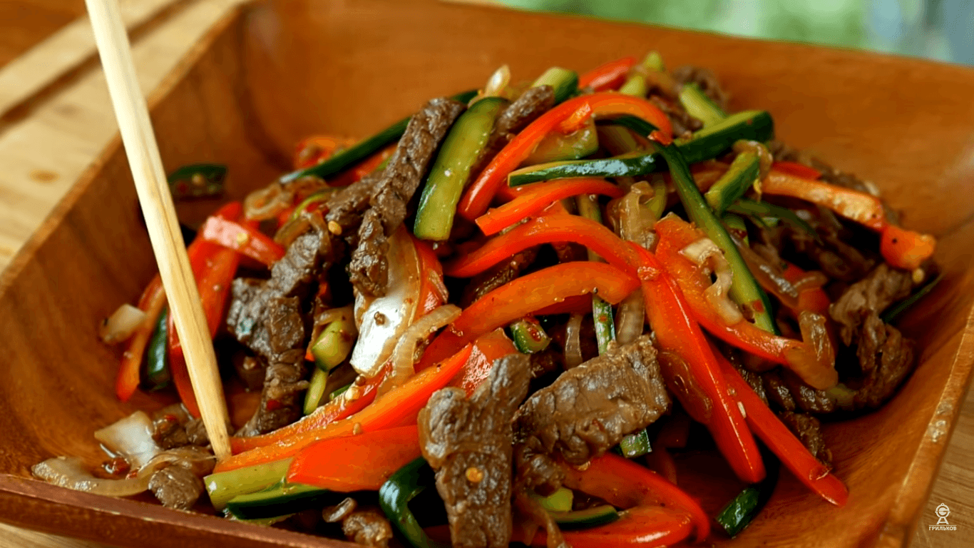 Рецепт салата мясо по корейски. Салат острый с говядиной. Корейский салат с говядиной и овощами. Салат с мясом и овощами. Овощной салат с говядиной.